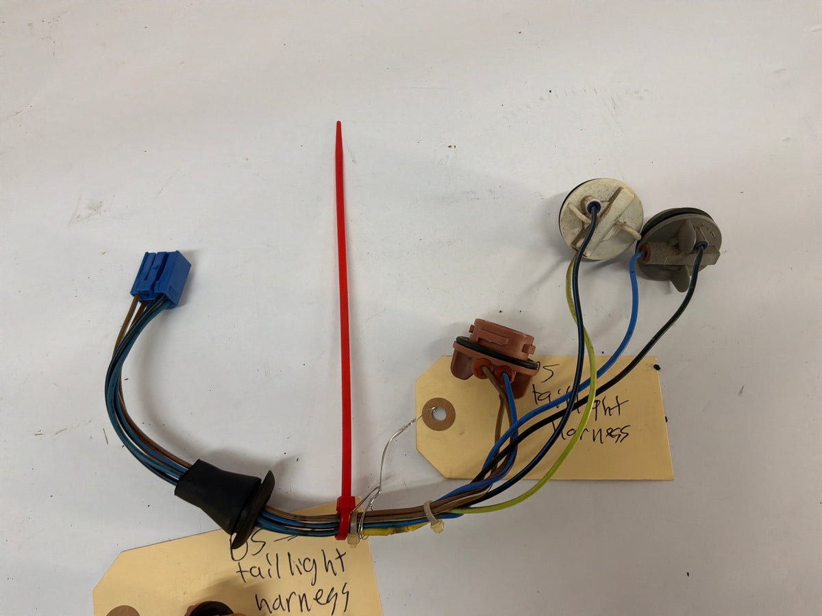 2006 Pontiac GTO RH & LH Taillight Tail Light Wire Wiring Harness Sockets OEM