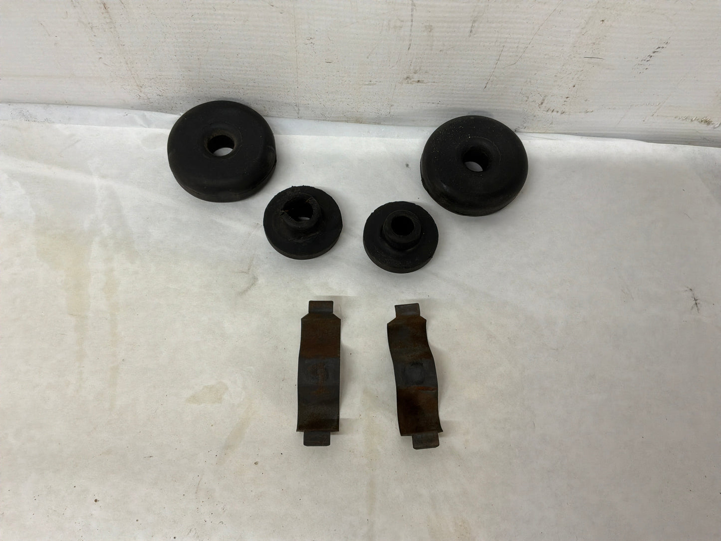 2006 Pontiac GTO Radiator Rubber Bushings Clips Isolators Set OEM