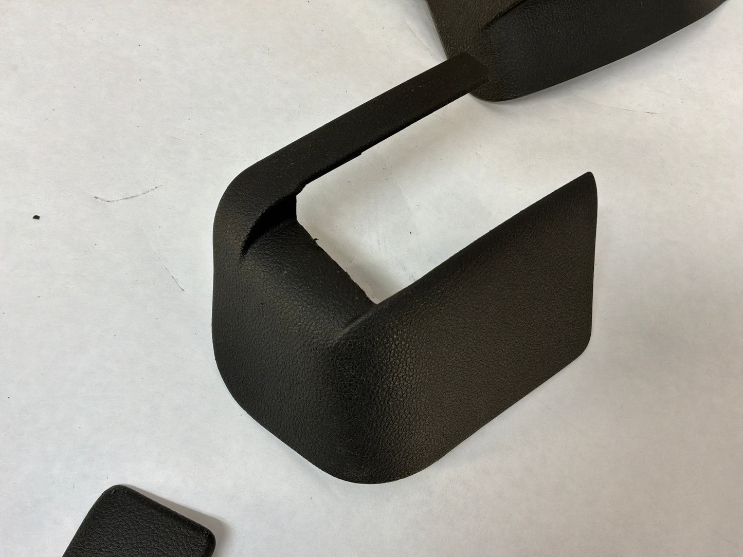 Rh seat track trim - Day's Parts Yard