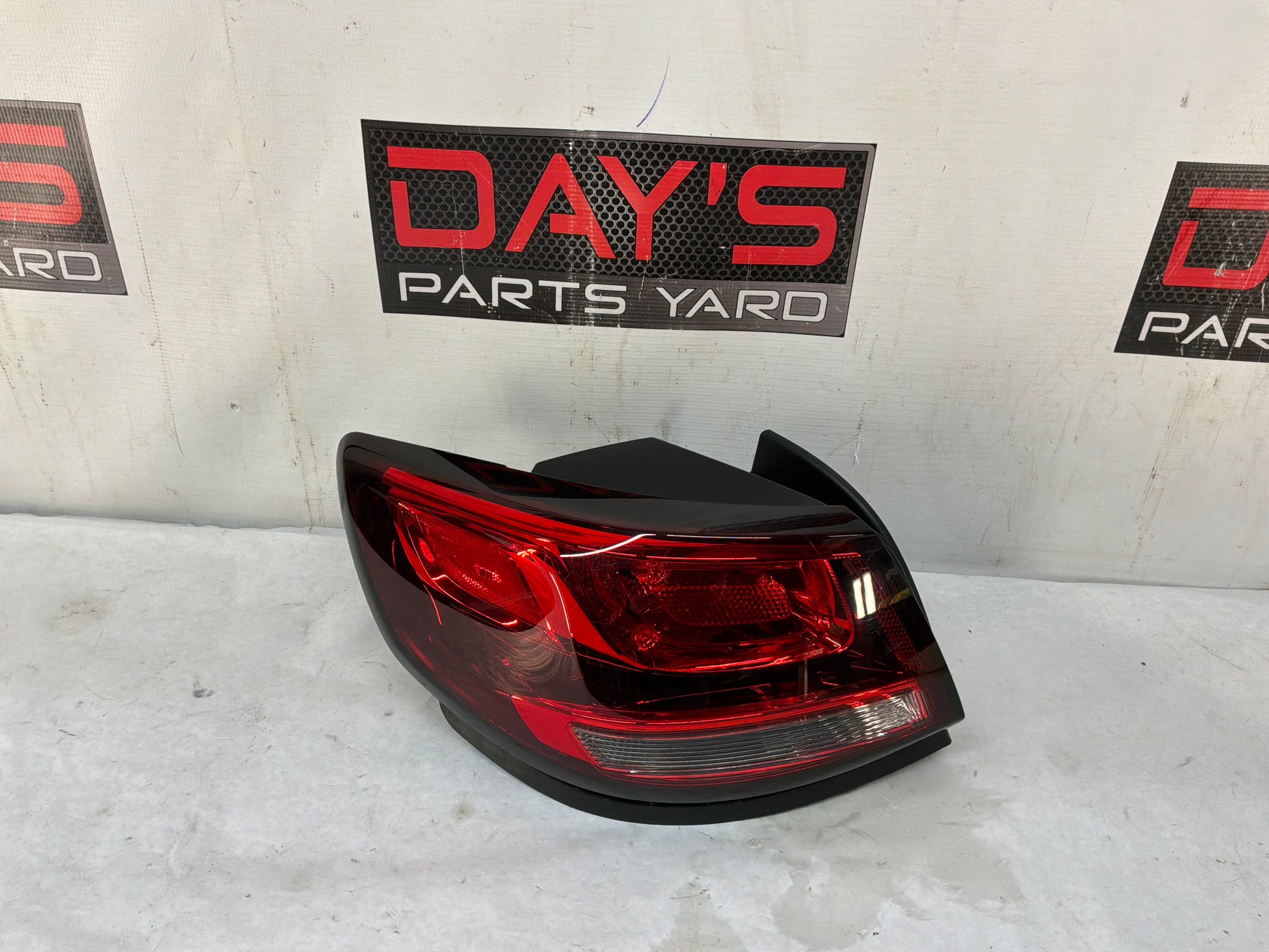 Head light - Day's Parts Yard