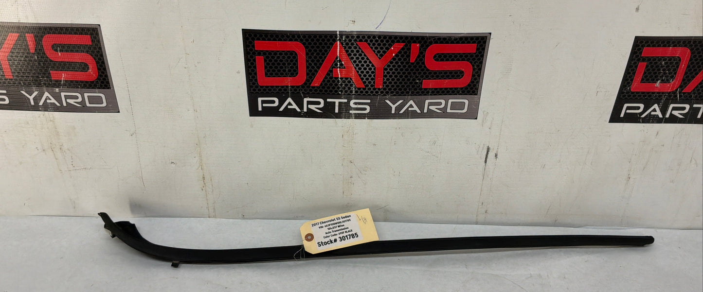 Lh windshield - Day's Parts Yard