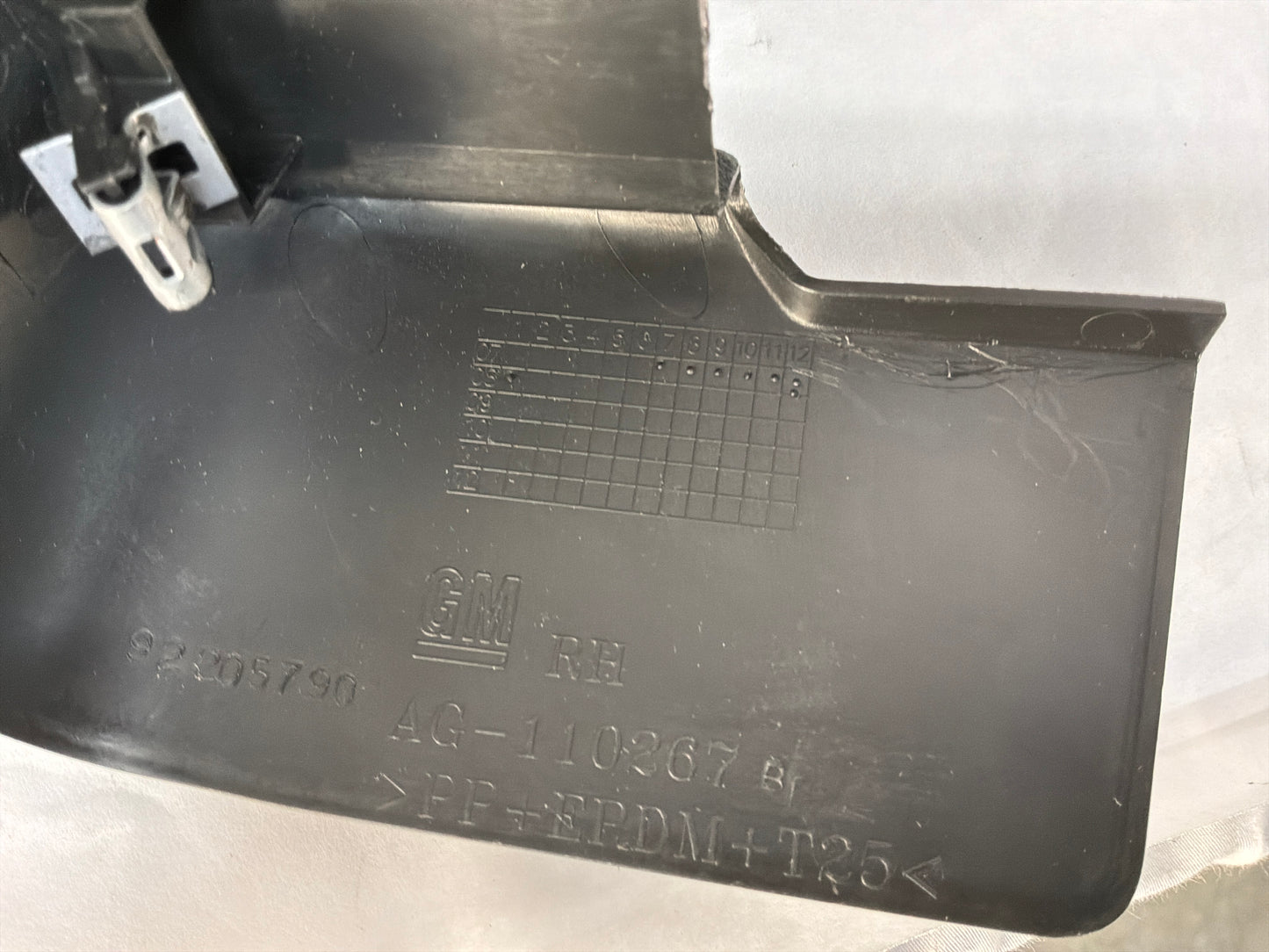 Rh seat track trim - Day's Parts Yard