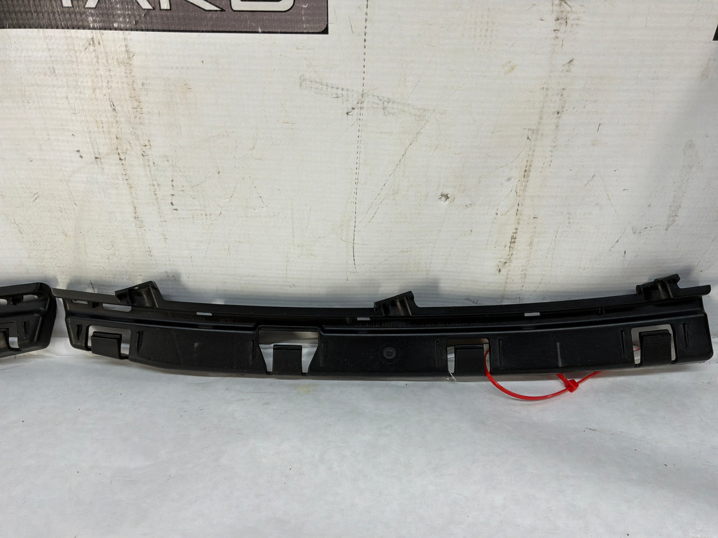 2015 Chevrolet Camaro SS 1LE RH & LH Taillight Tail Light Bumper Brackets OEM