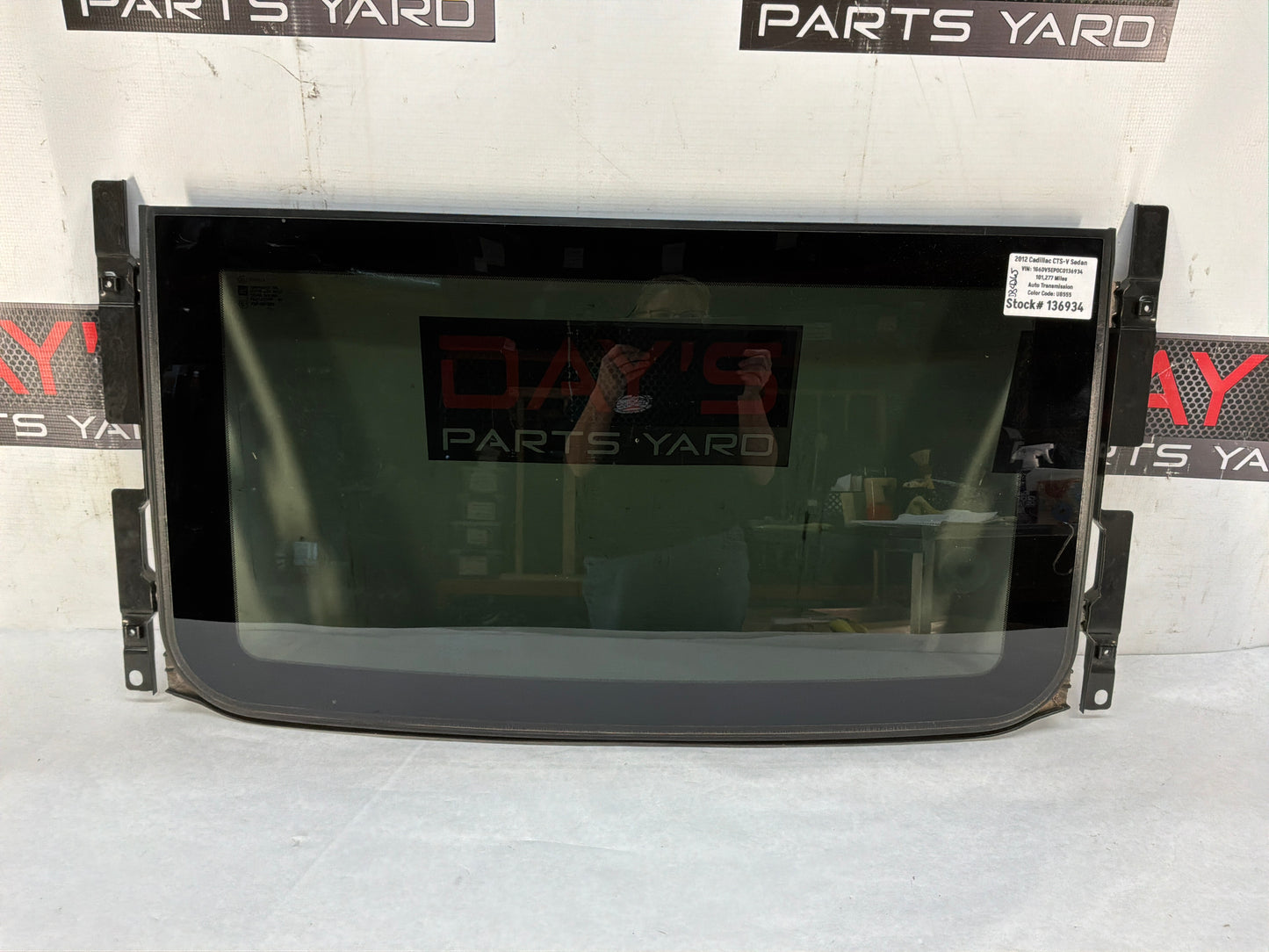 Front sunroof glass - Day's Parts Yard