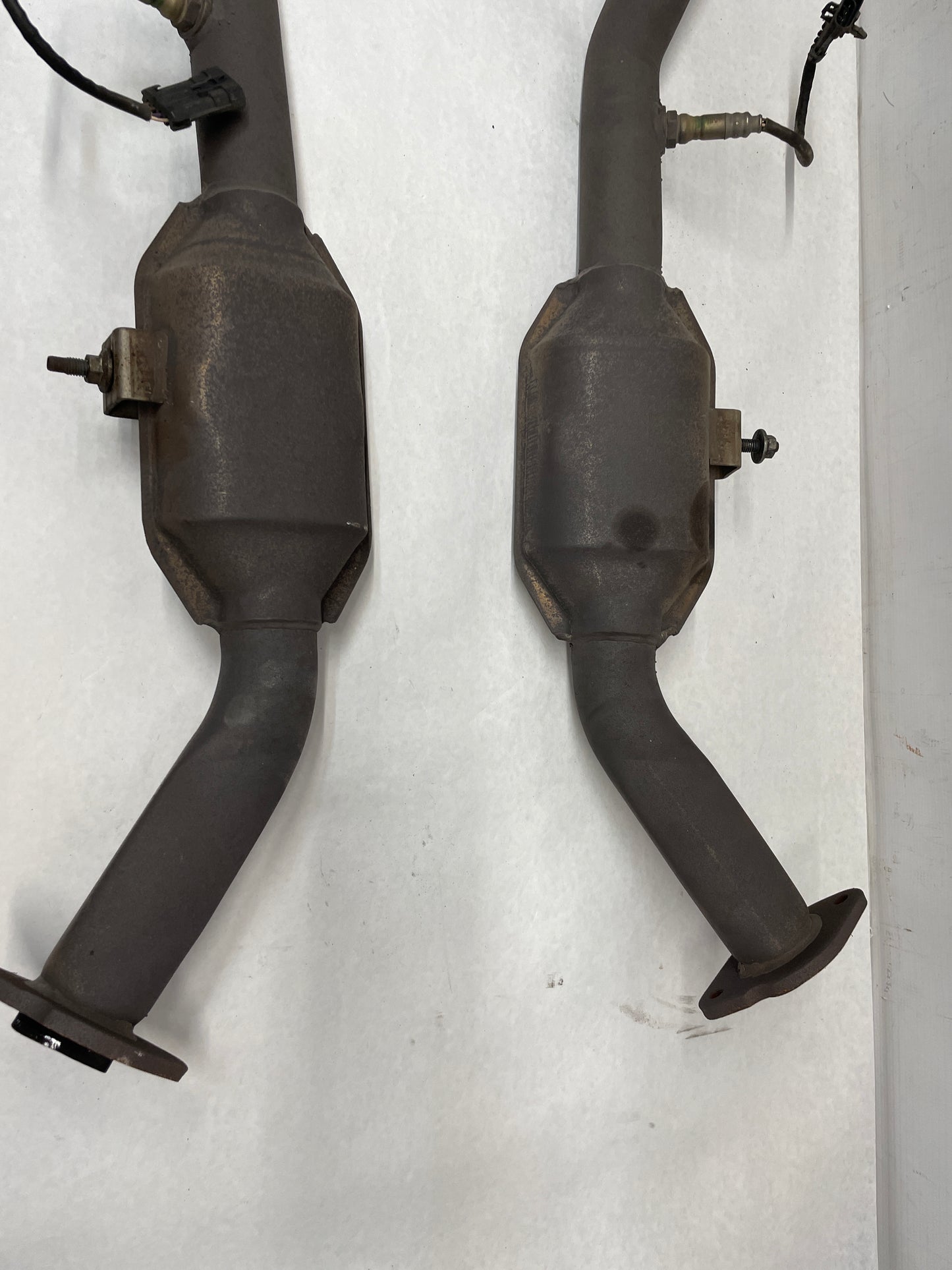 2004 Pontiac GTO RH & LH Exhaust Catalytic Converters Manifold Pipes - Day's Parts Yard