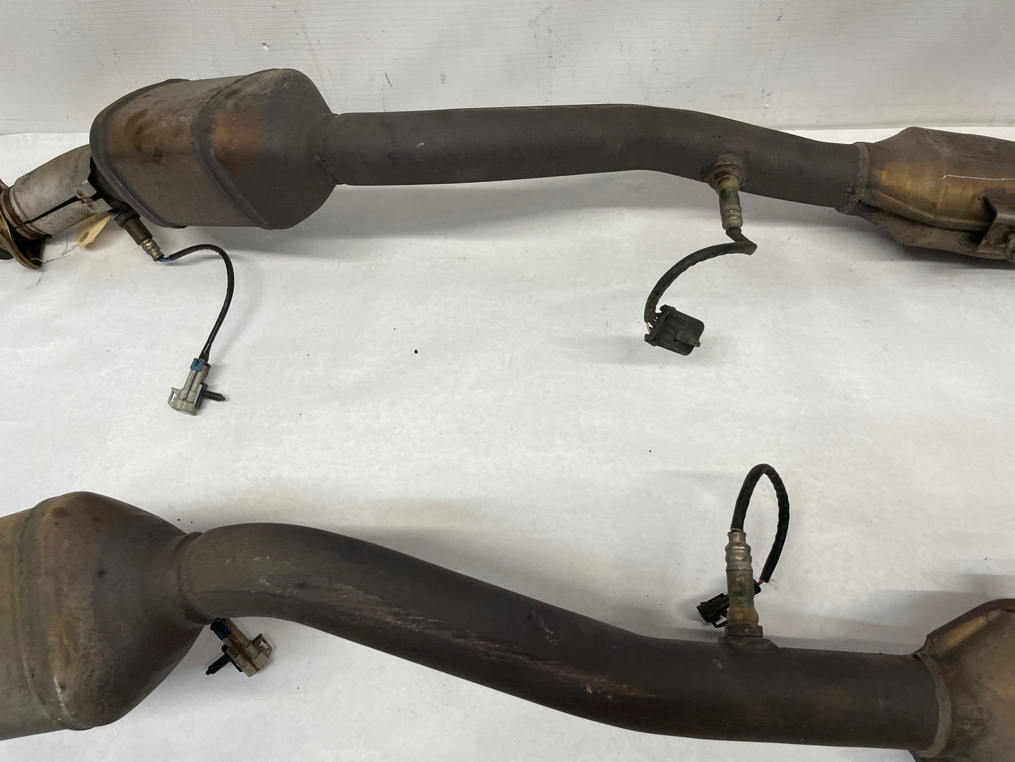2004 Pontiac GTO RH & LH Exhaust Catalytic Converters Manifold Pipes - Day's Parts Yard