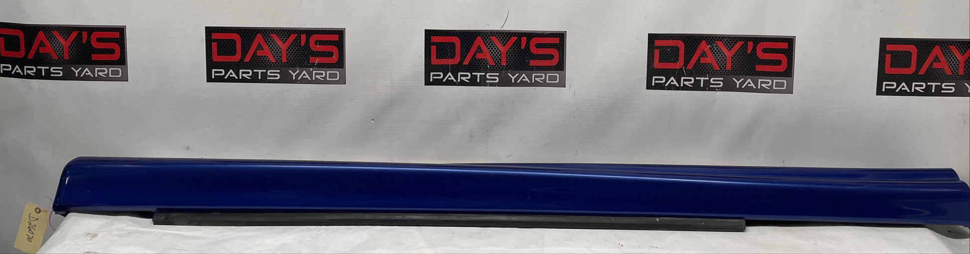 2005 Pontiac GTO RH Passenger Rocker Molding Side Skirt Panel Trim OEM - Day's Parts Yard