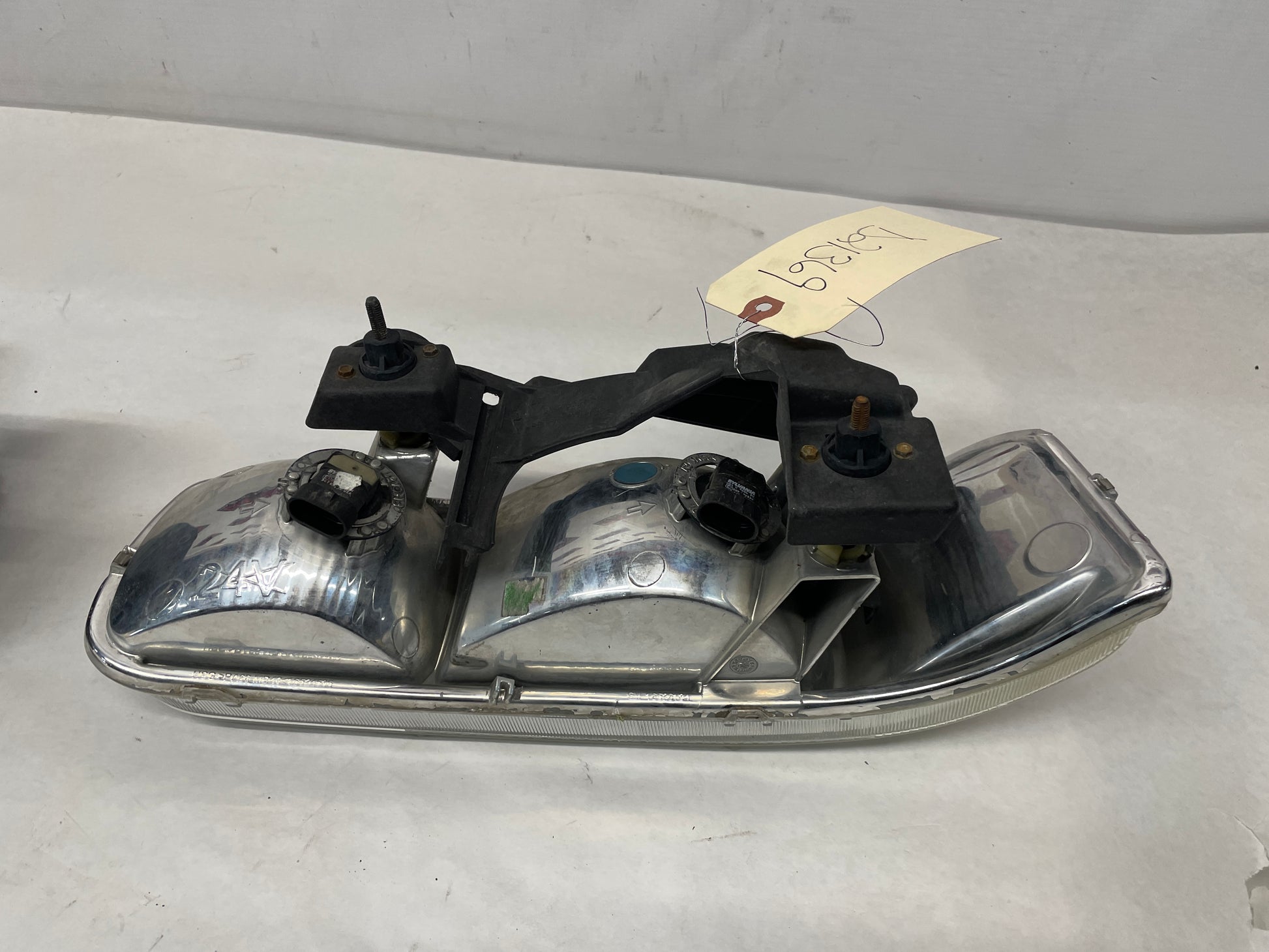 2003 Chevy Suburban RH Passenger Upper Headlight Head Light Lamp OEM - Day's Parts Yard