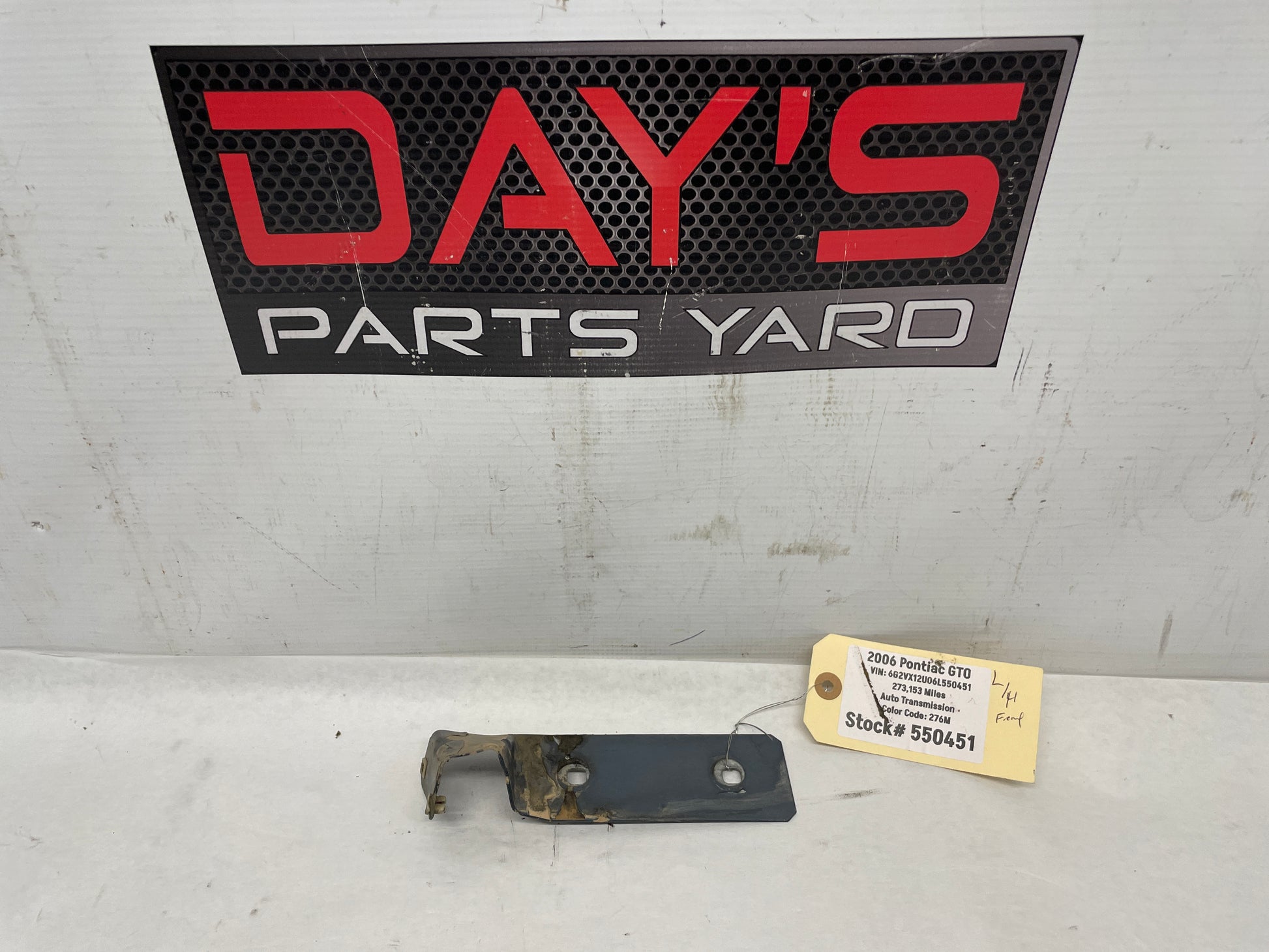 2006 Pontiac GTO LH Driver Fender Side Skirt Rocker Molding Support Bracket OEM - Day's Parts Yard