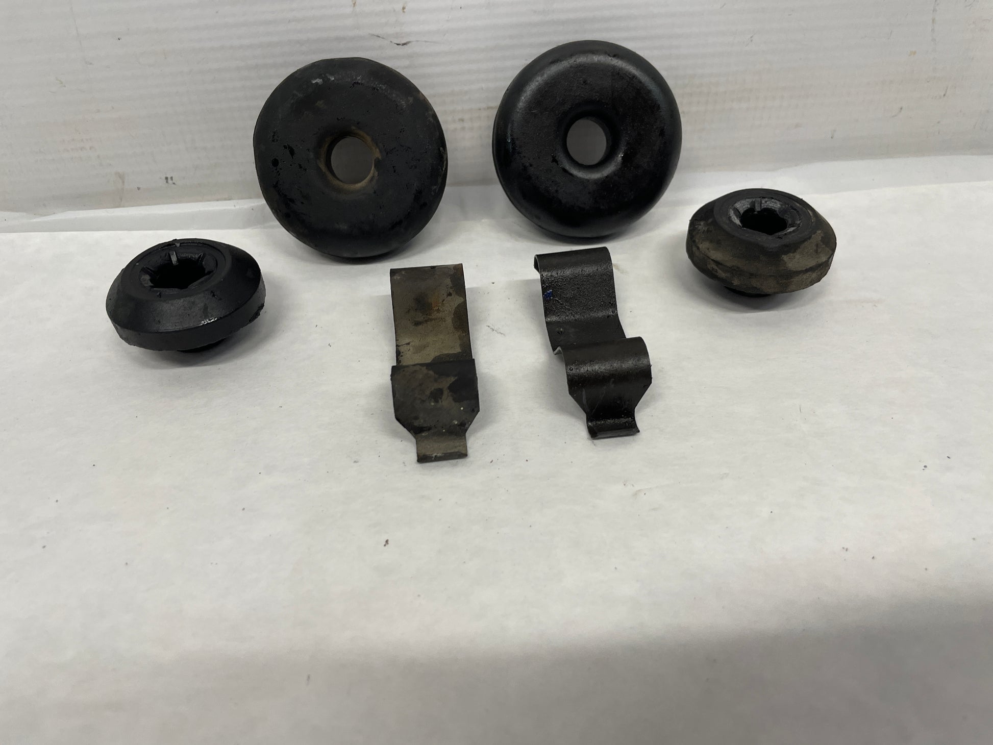 2005 Pontiac GT Radiator Rubber Bushings w/ Clips OEM - Day's Parts Yard