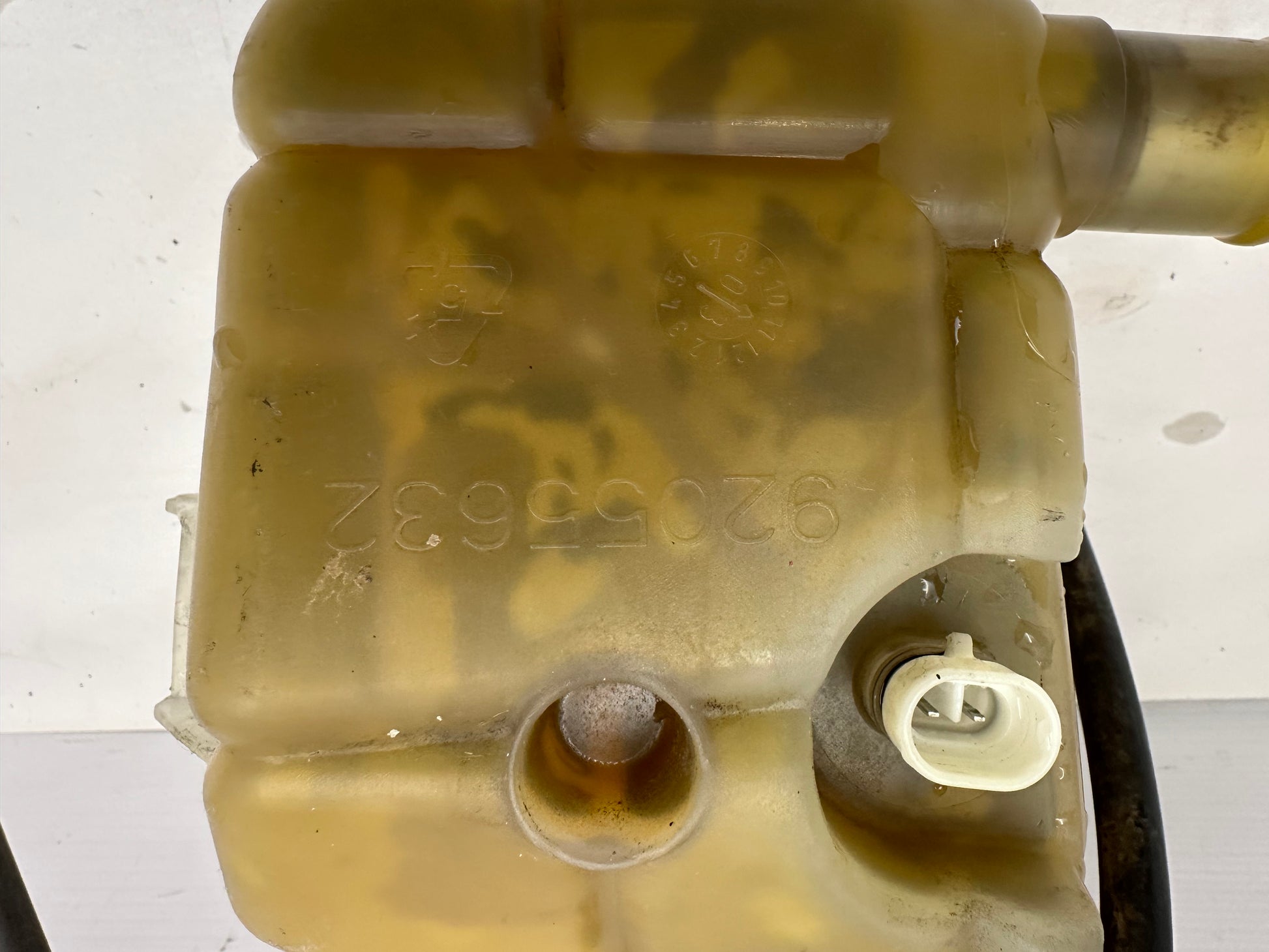 2004 Pontiac GTO Coolant Over Flow Tank Reservoir w/ Hoses OEM - Day's Parts Yard