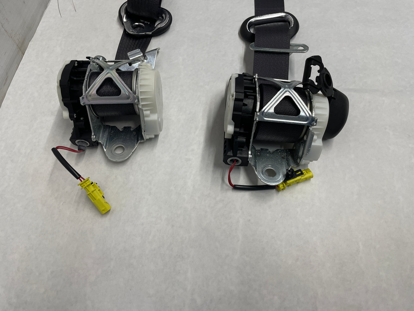 2013 Chevy Camaro ZL1 RH & LH Front Seat Belts Seatbelts Retractors OEM - Day's Parts Yard