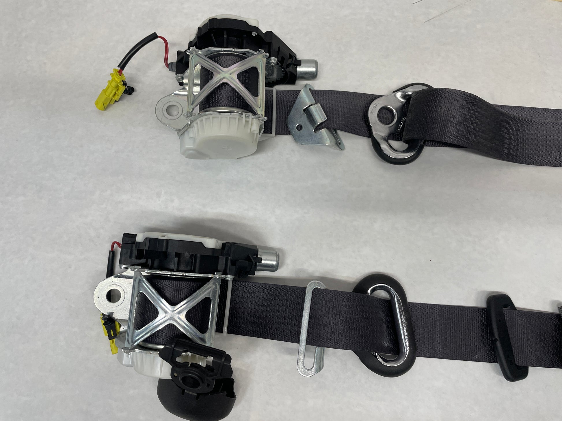 2013 Chevy Camaro ZL1 RH & LH Front Seat Belts Seatbelts Retractors OEM - Day's Parts Yard