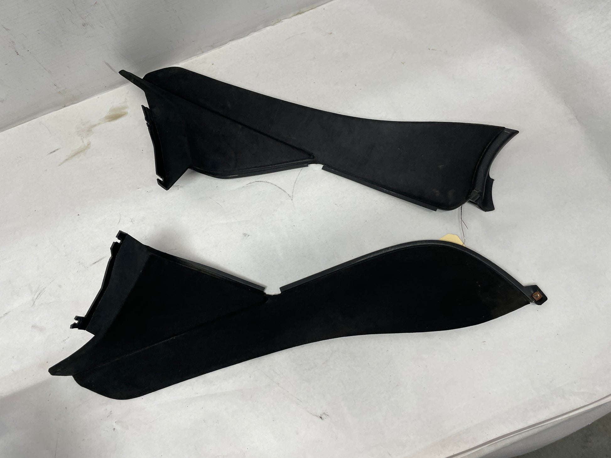 2006 Pontiac GTO Center Console Arm Rest Assembly OEM - Day's Parts Yard