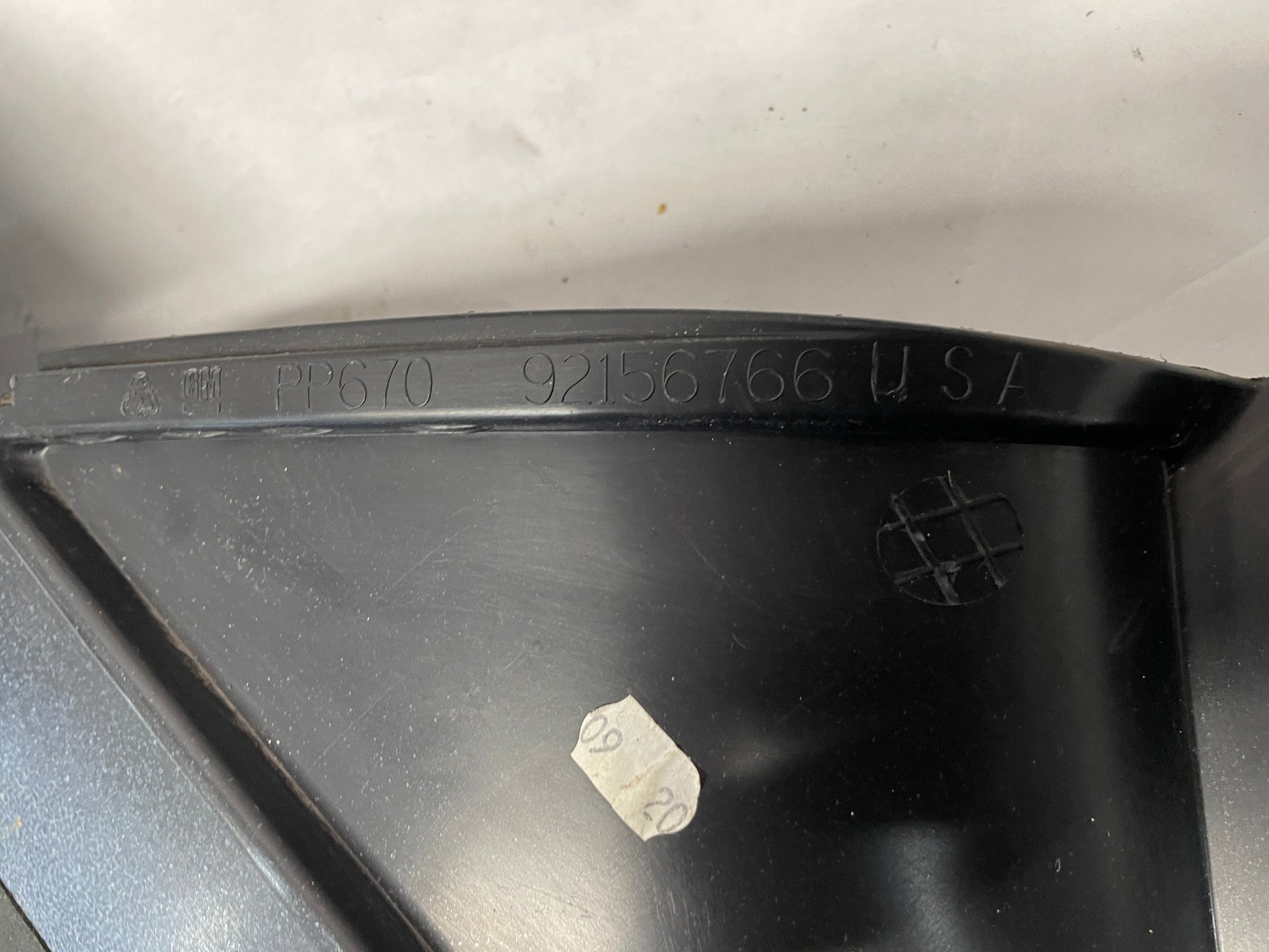 2006 Pontiac GTO Center Console Arm Rest Assembly OEM - Day's Parts Yard