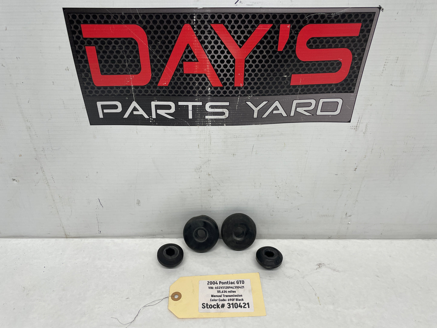 2004 Pontiac GTO Upper & Lower Radiator Bushings OEM - Day's Parts Yard