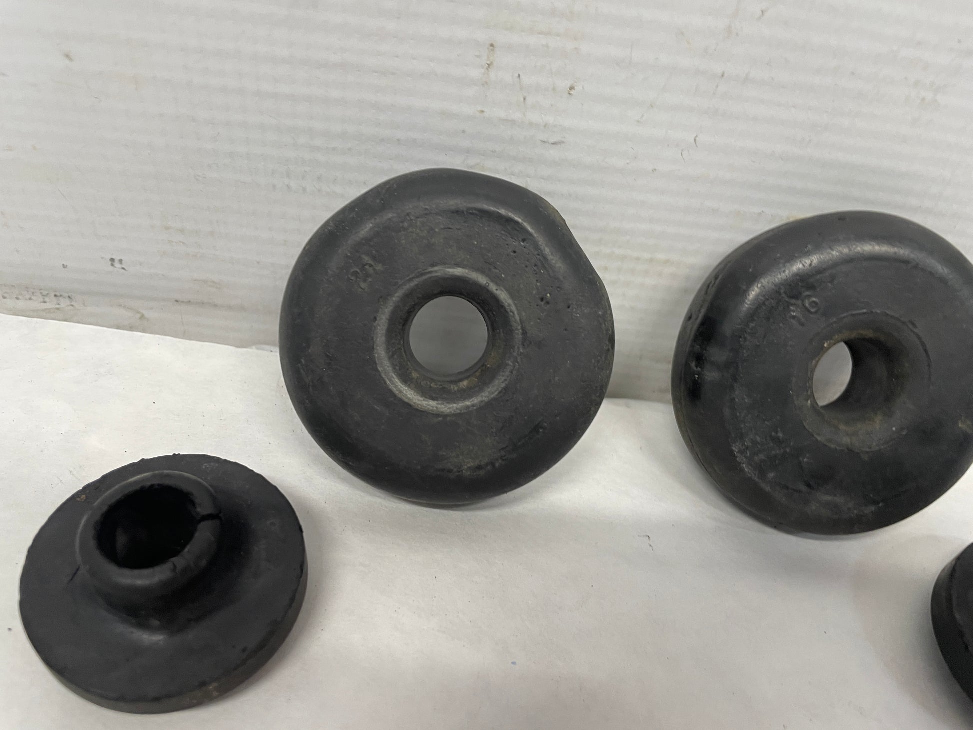 2004 Pontiac GTO Upper & Lower Radiator Bushings OEM - Day's Parts Yard