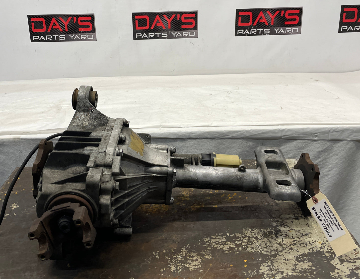 2003 Chevy Suburban Front Axle Differential Carrier Assembly 3.73 LSD OEM - Day's Parts Yard
