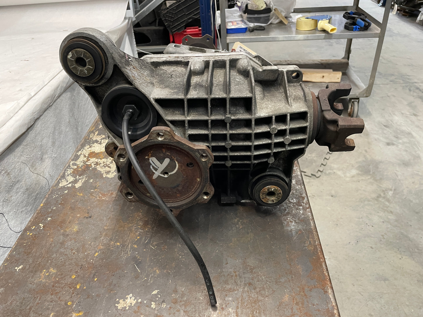 2003 Chevy Suburban Front Axle Differential Carrier Assembly 3.73 LSD OEM - Day's Parts Yard