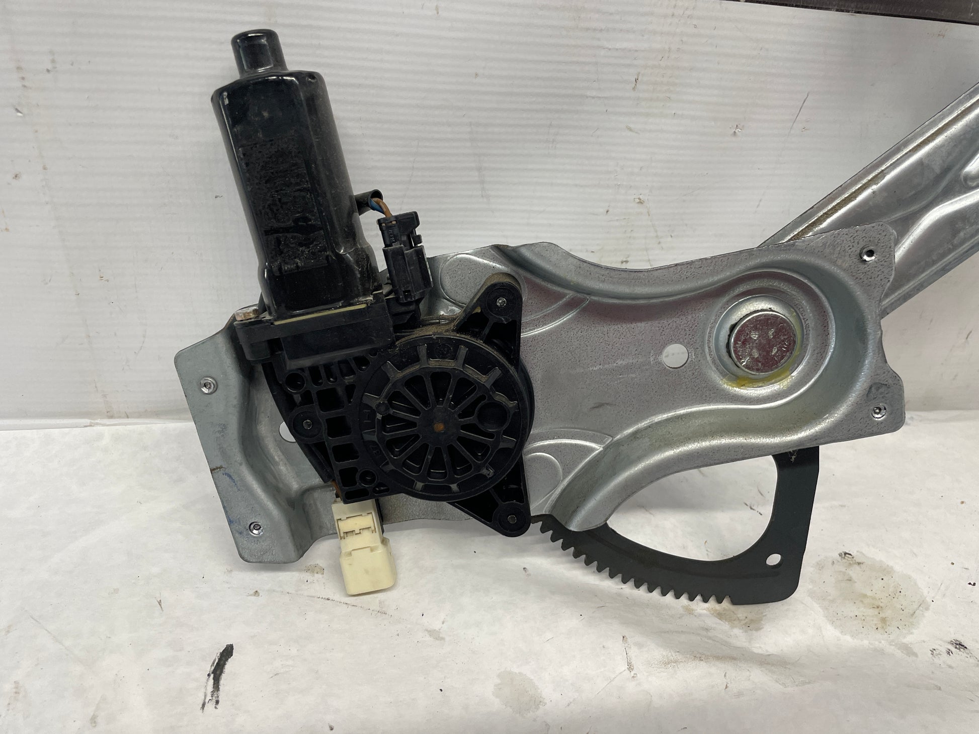 2005 Pontiac GTO RH Passenger Front Window Regulator Motor OEM - Day's Parts Yard