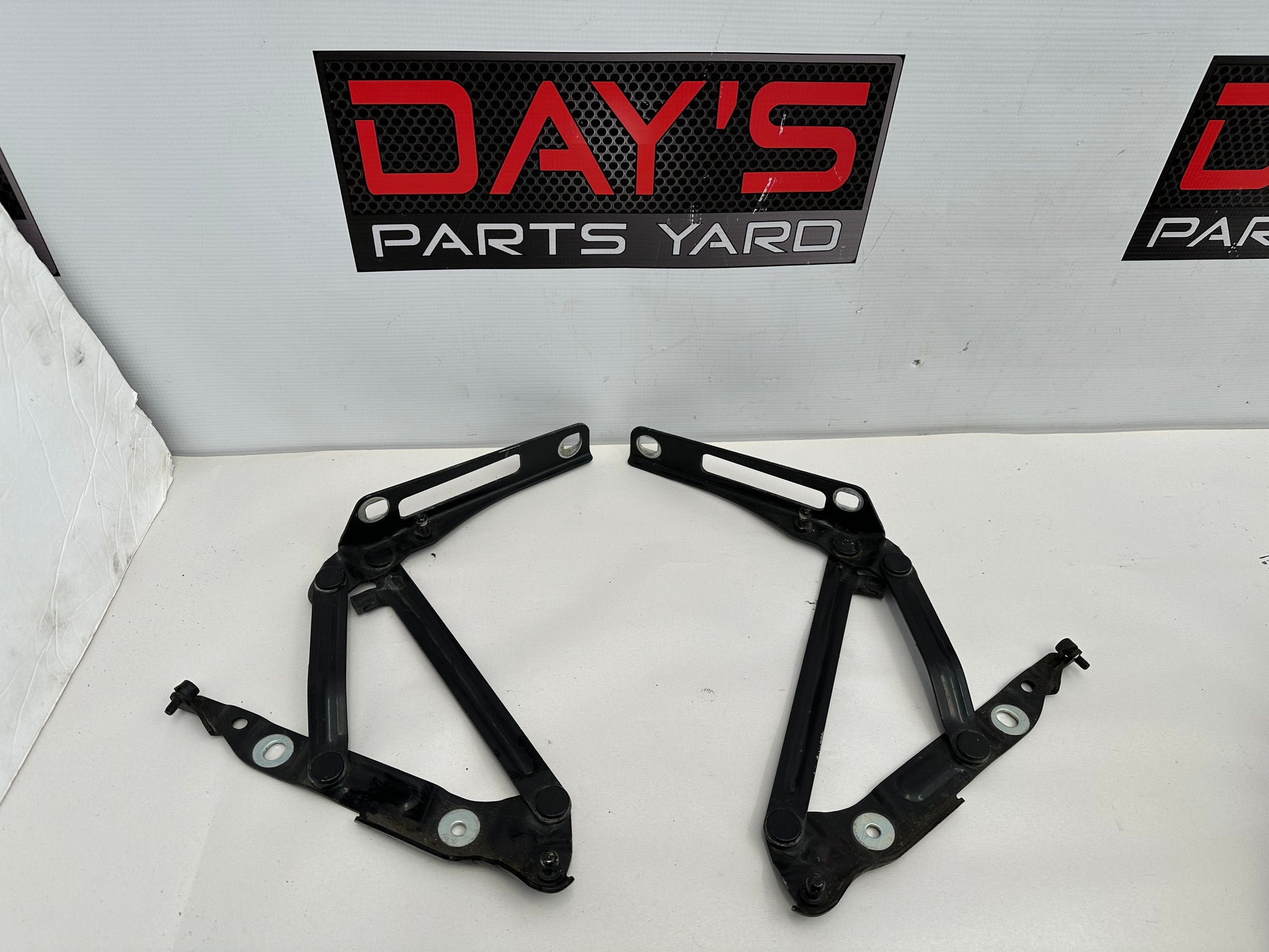 2009 Pontiac G8 GT RH & LH Trunk Hinges Set OEM - Day's Parts Yard