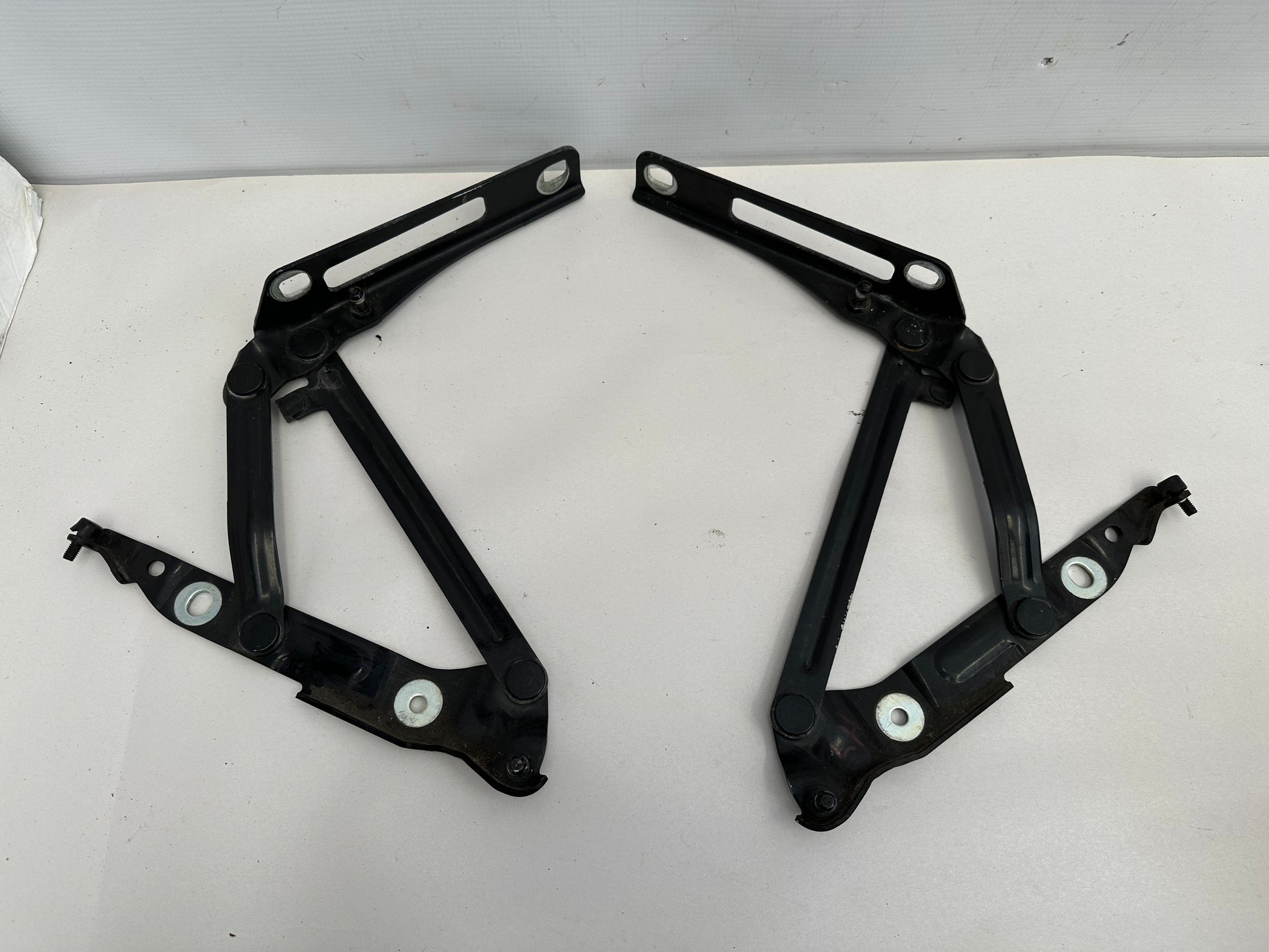 2009 Pontiac G8 GT RH & LH Trunk Hinges Set OEM - Day's Parts Yard
