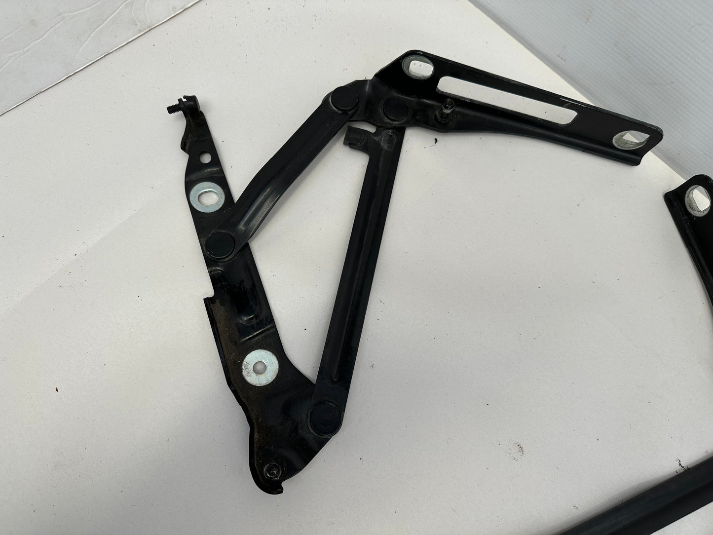 2009 Pontiac G8 GT RH & LH Trunk Hinges Set OEM - Day's Parts Yard