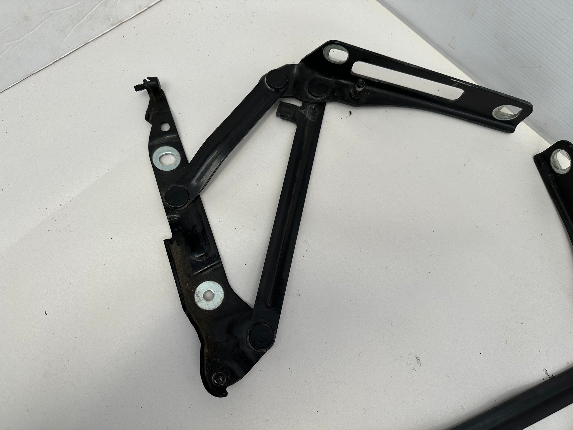 2009 Pontiac G8 GT RH & LH Trunk Hinges Set OEM - Day's Parts Yard