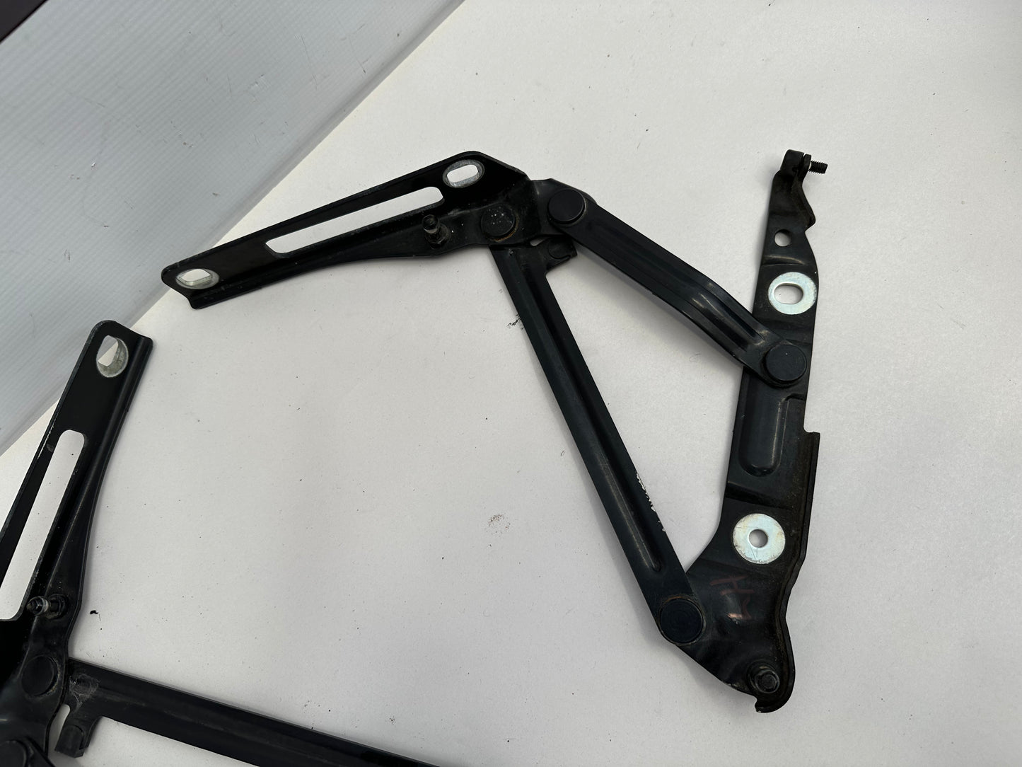 2009 Pontiac G8 GT RH & LH Trunk Hinges Set OEM - Day's Parts Yard