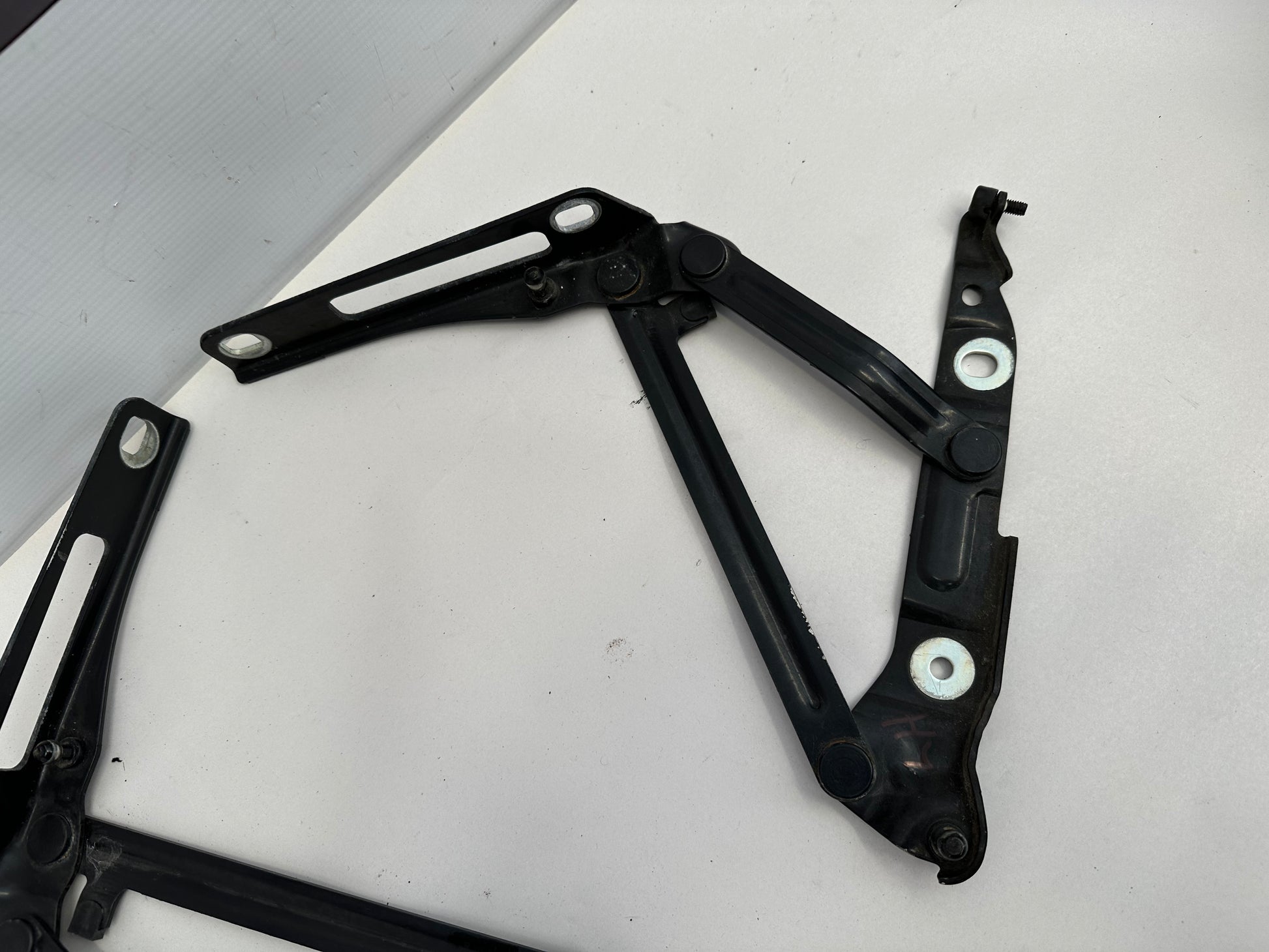 2009 Pontiac G8 GT RH & LH Trunk Hinges Set OEM - Day's Parts Yard