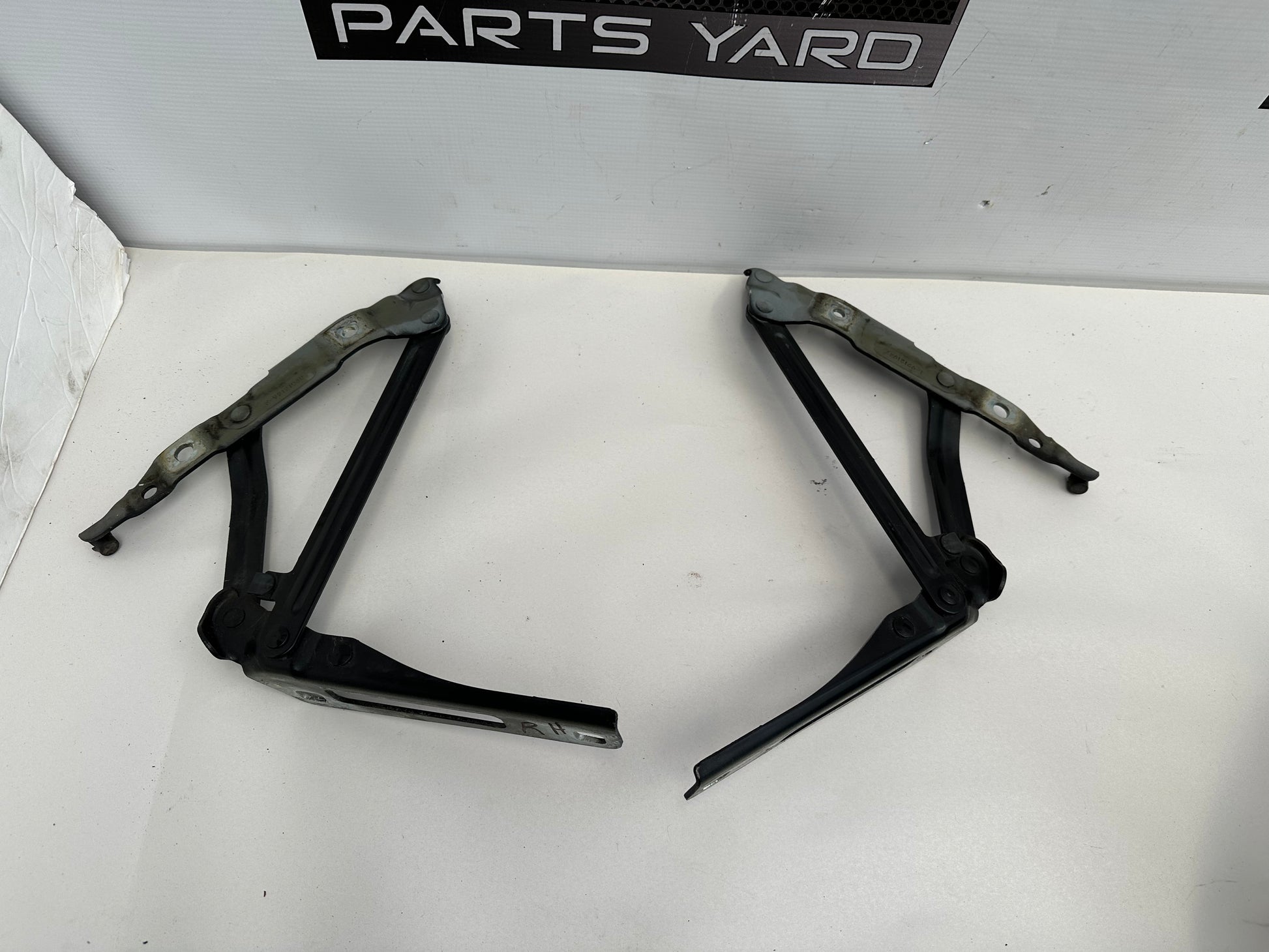 2009 Pontiac G8 GT RH & LH Trunk Hinges Set OEM - Day's Parts Yard