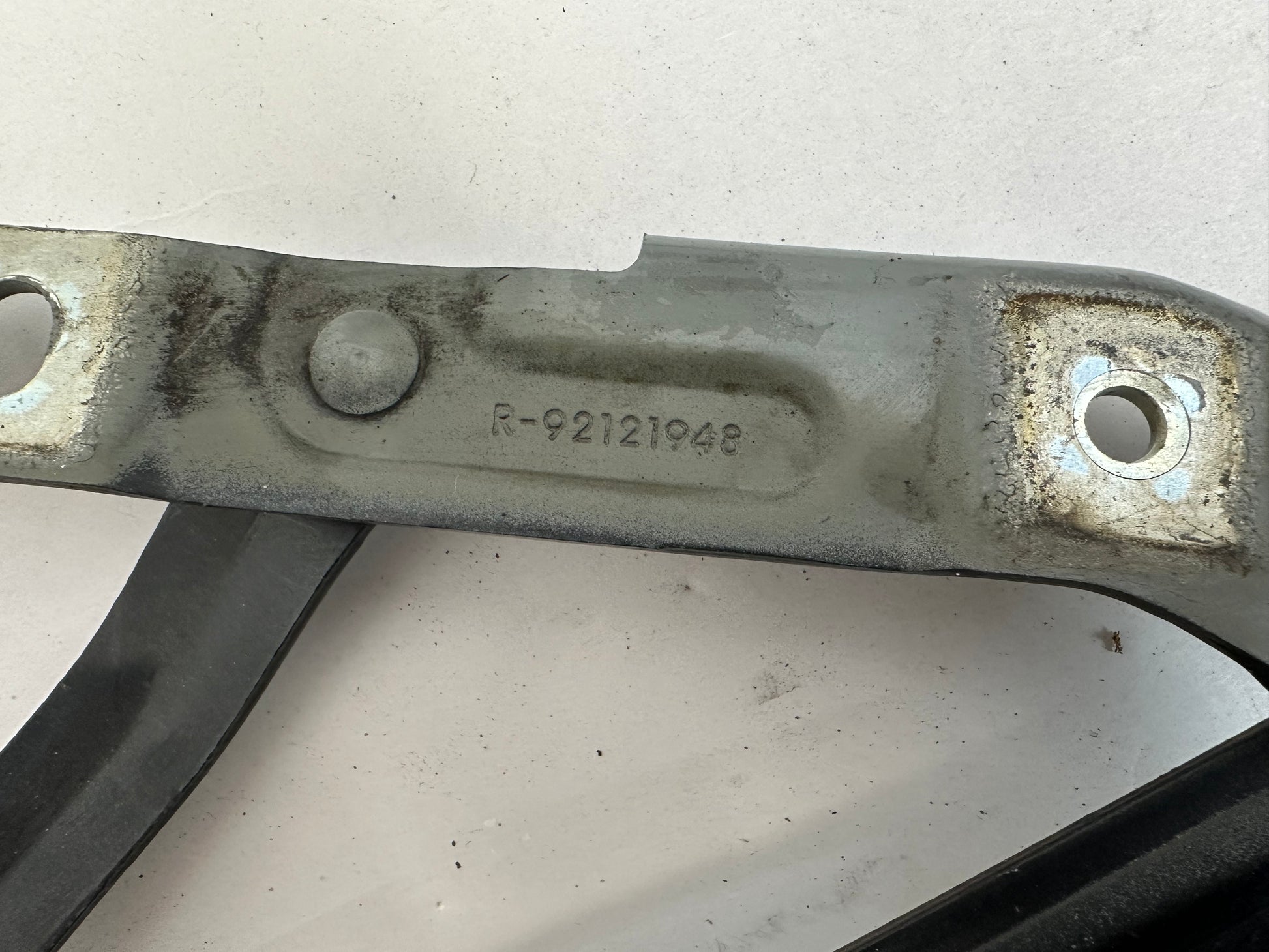 2009 Pontiac G8 GT RH & LH Trunk Hinges Set OEM - Day's Parts Yard