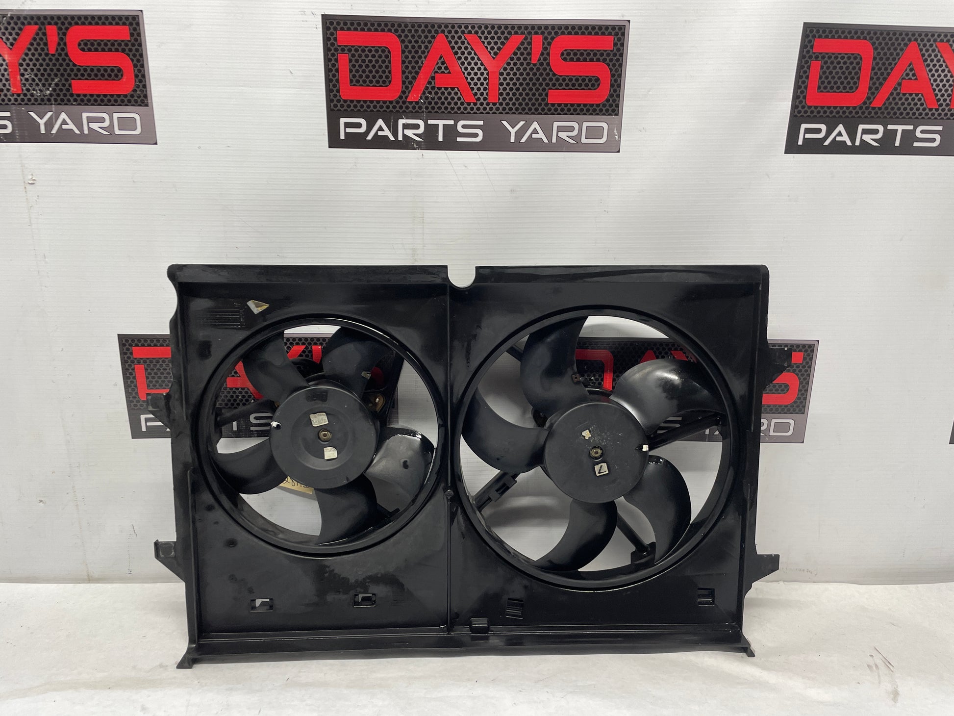 2004 Pontiac GTO Dual Radiator Electric Cooling Fans Shroud Assembly OEM - Day's Parts Yard