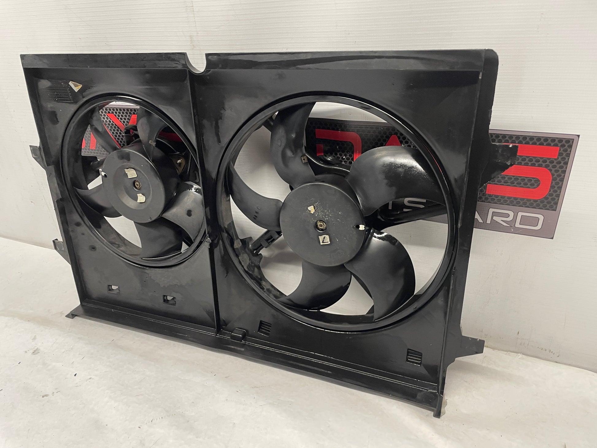 2004 Pontiac GTO Dual Radiator Electric Cooling Fans Shroud Assembly OEM - Day's Parts Yard