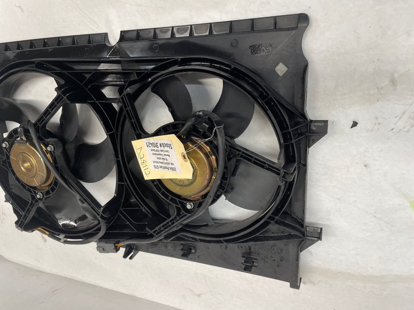 2004 Pontiac GTO Dual Radiator Electric Cooling Fans Shroud Assembly OEM - Day's Parts Yard