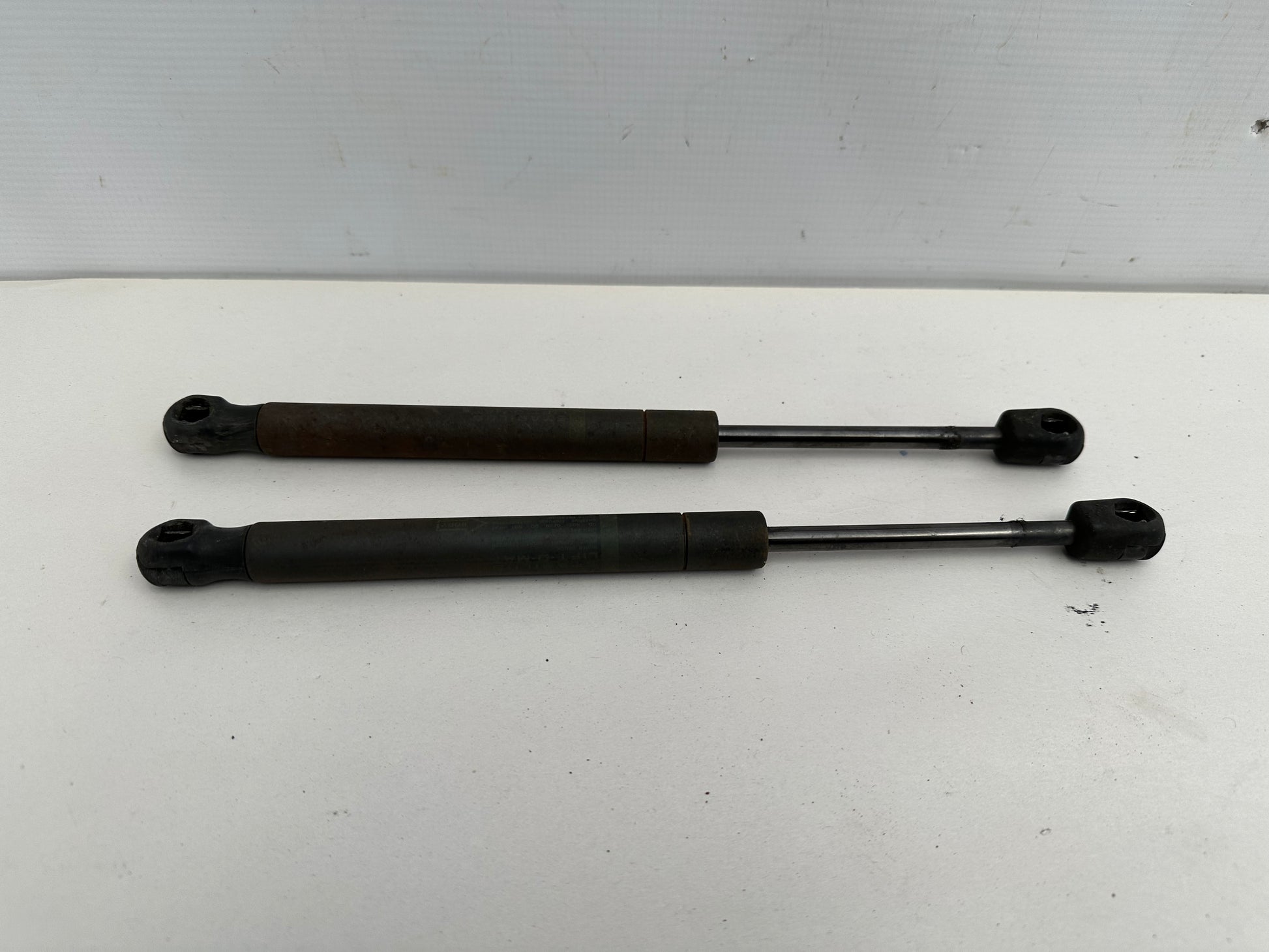 2009 Pontiac G8 GT RH & LH Trunk Lift Support Strut OEM - Day's Parts Yard