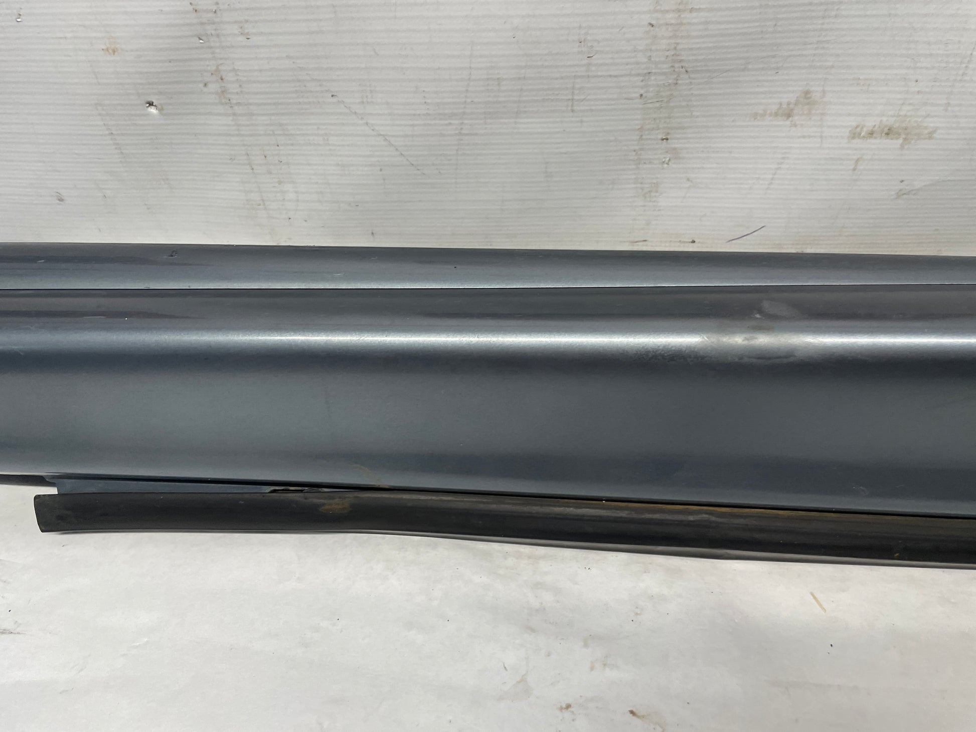 2006 Pontiac GTO LH Driver Rocker Molding Side Skirt Trim Panel OEM - Day's Parts Yard