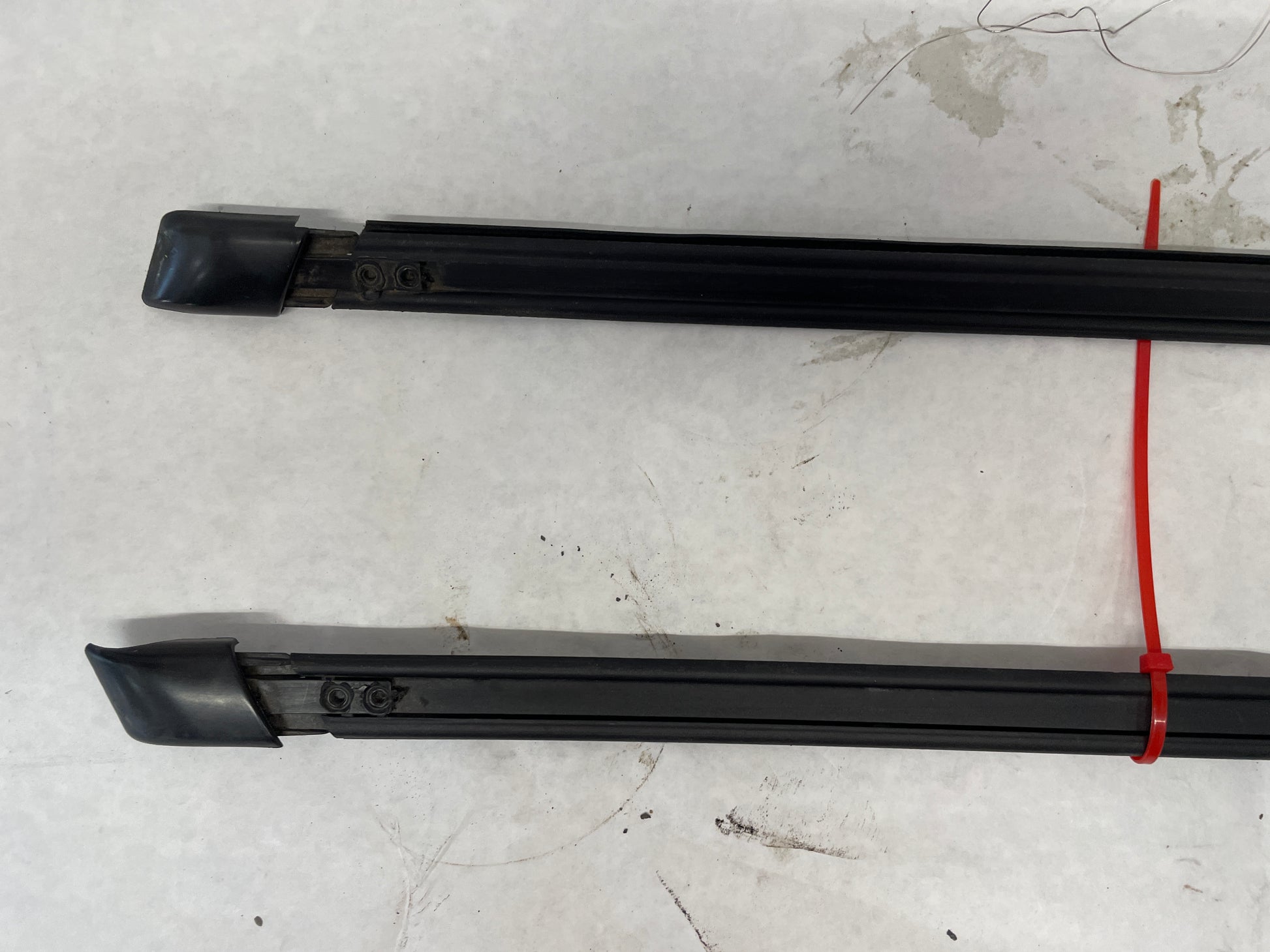 2005 Pontiac GTO RH & LH Rear Window Glass Trim Retainer Moldings OEM - Day's Parts Yard