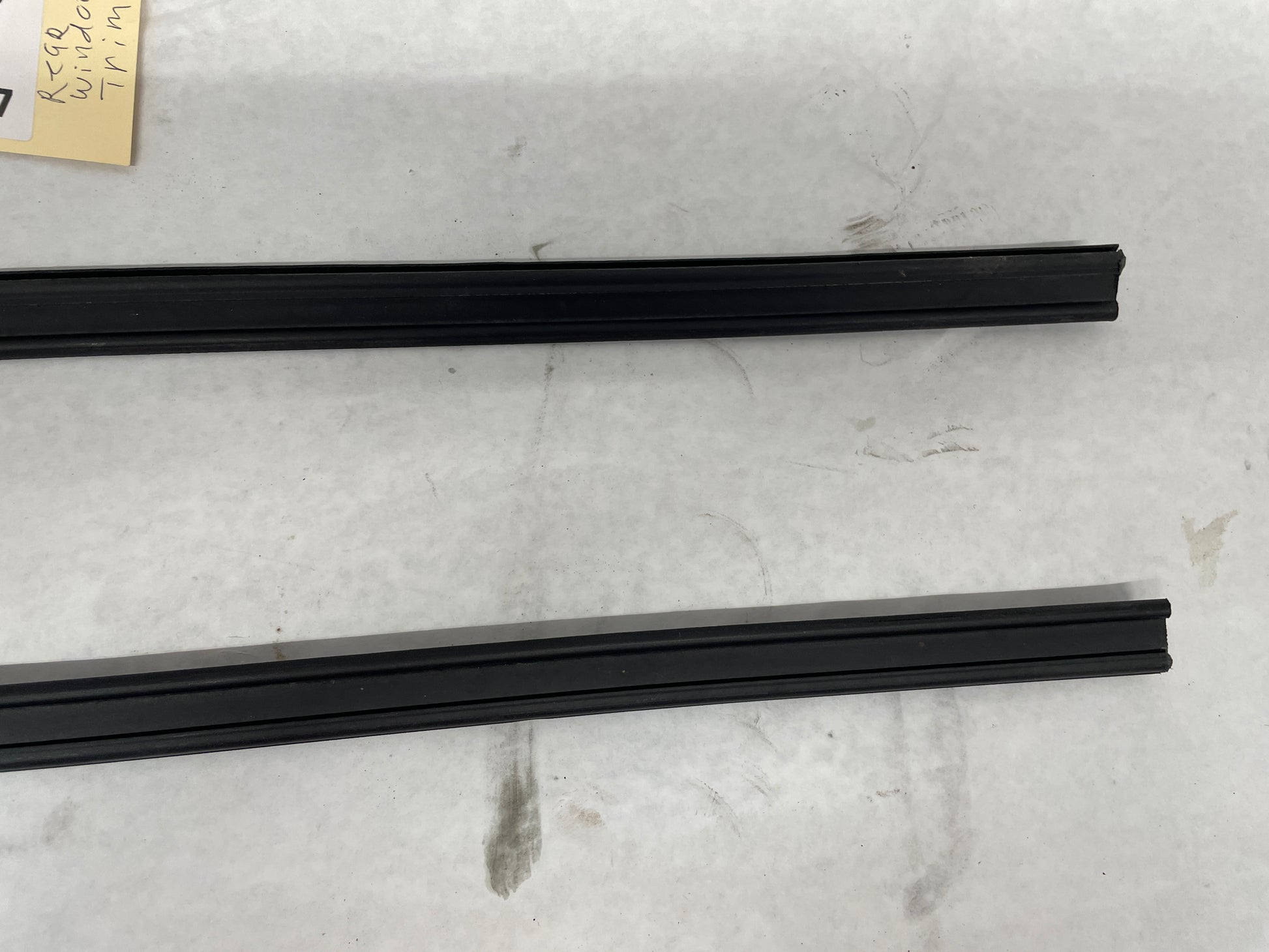 2005 Pontiac GTO RH & LH Rear Window Glass Trim Retainer Moldings OEM - Day's Parts Yard