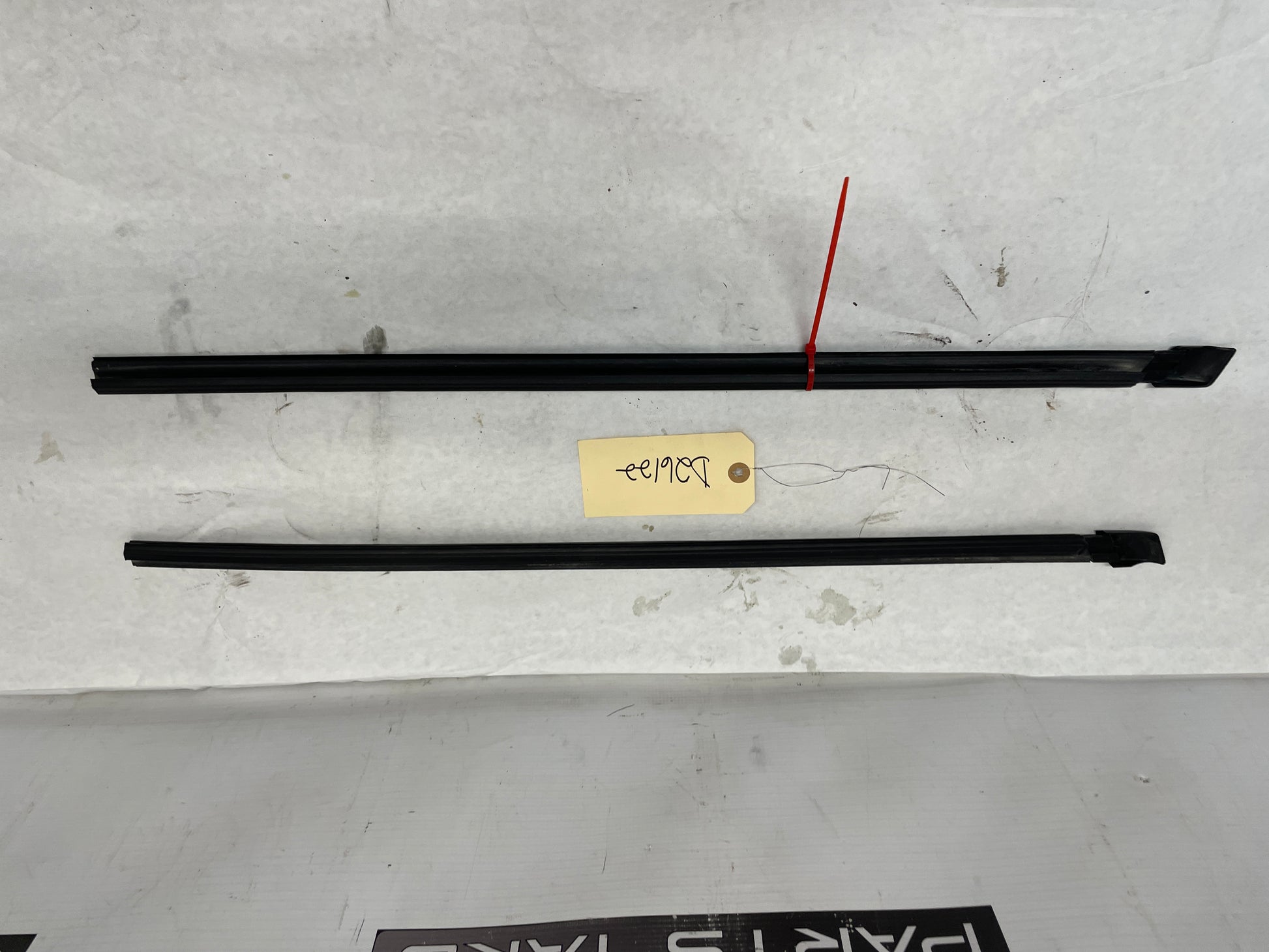 2005 Pontiac GTO RH & LH Rear Window Glass Trim Retainer Moldings OEM - Day's Parts Yard