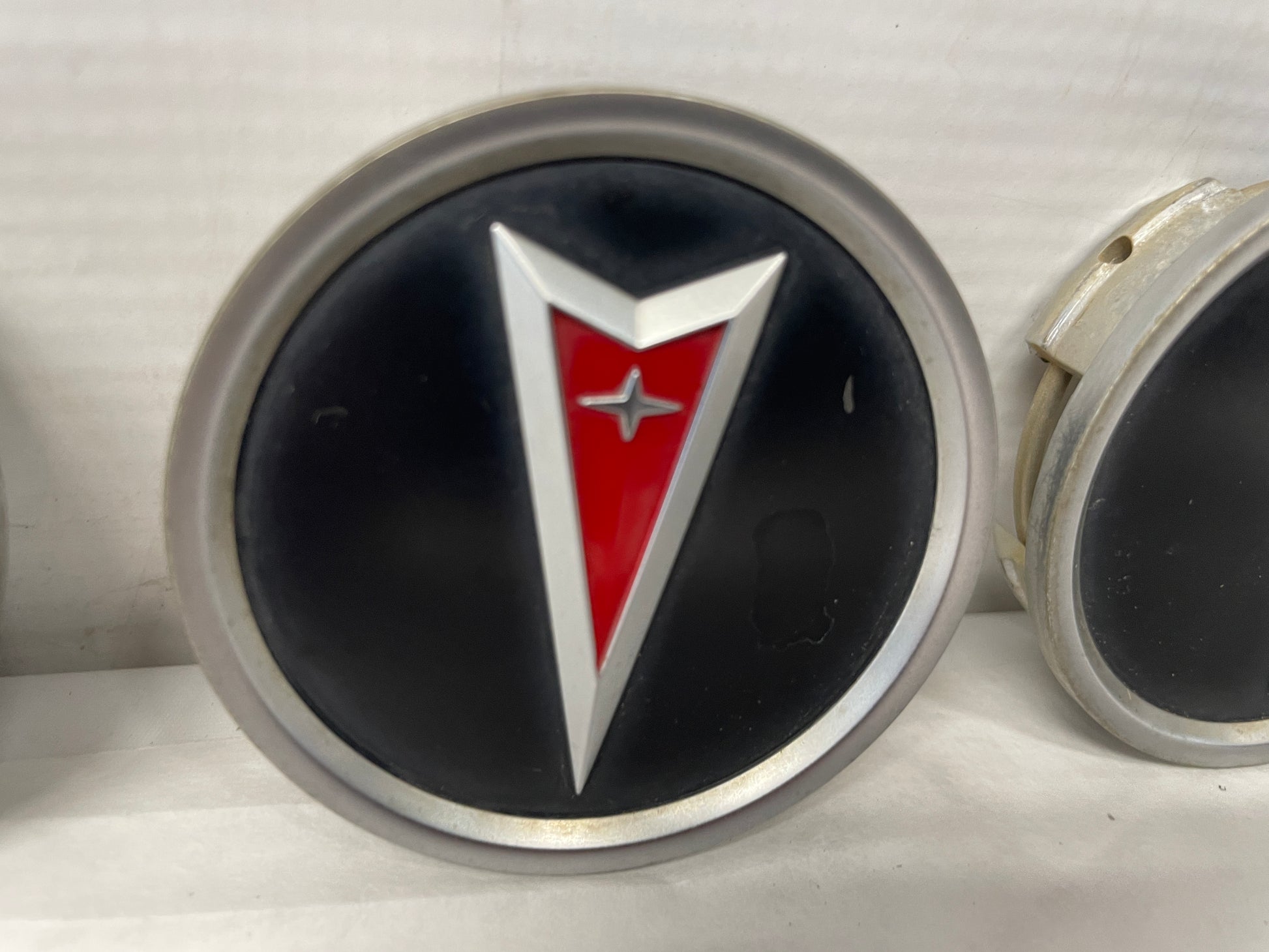 2005 Pontiac GTO Wheel Center Caps OEM - Day's Parts Yard