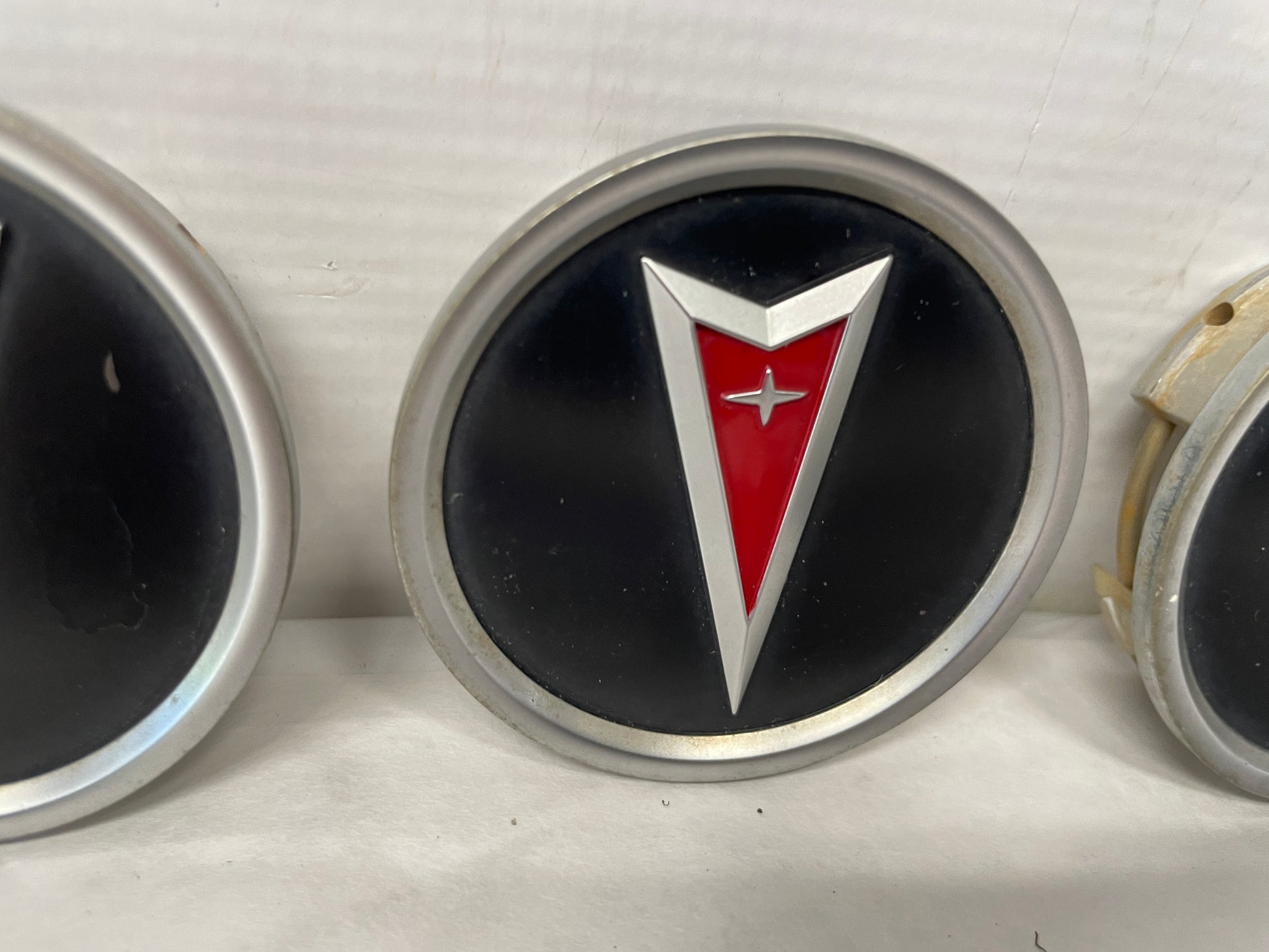 2005 Pontiac GTO Wheel Center Caps OEM - Day's Parts Yard