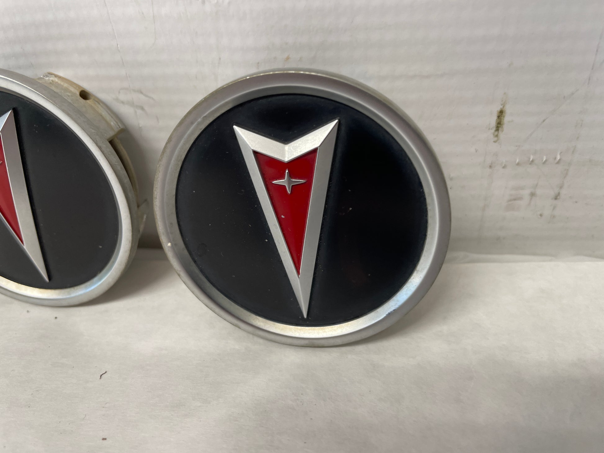2005 Pontiac GTO Wheel Center Caps OEM - Day's Parts Yard