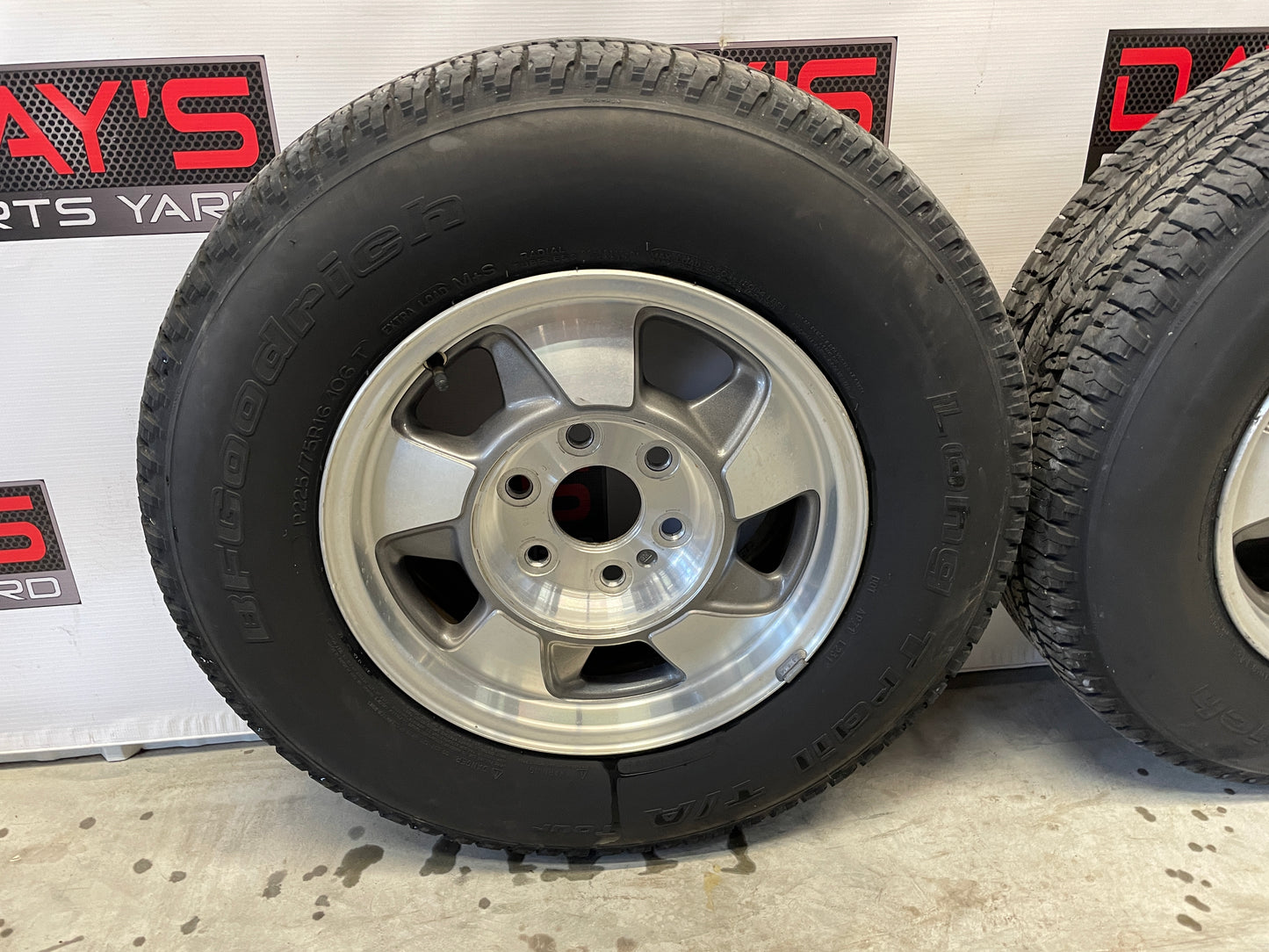 2003 Chevy Suburban Wheels & Tires 16X7 Factory OEM