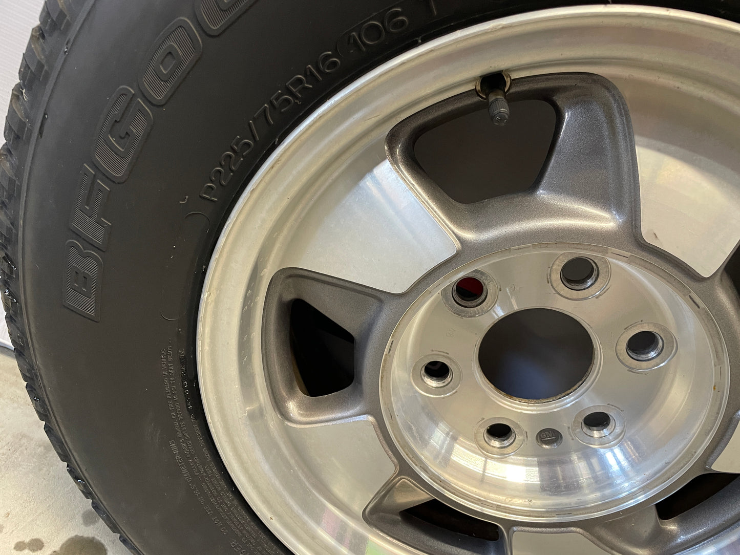 2003 Chevy Suburban Wheels & Tires 16X7 Factory OEM