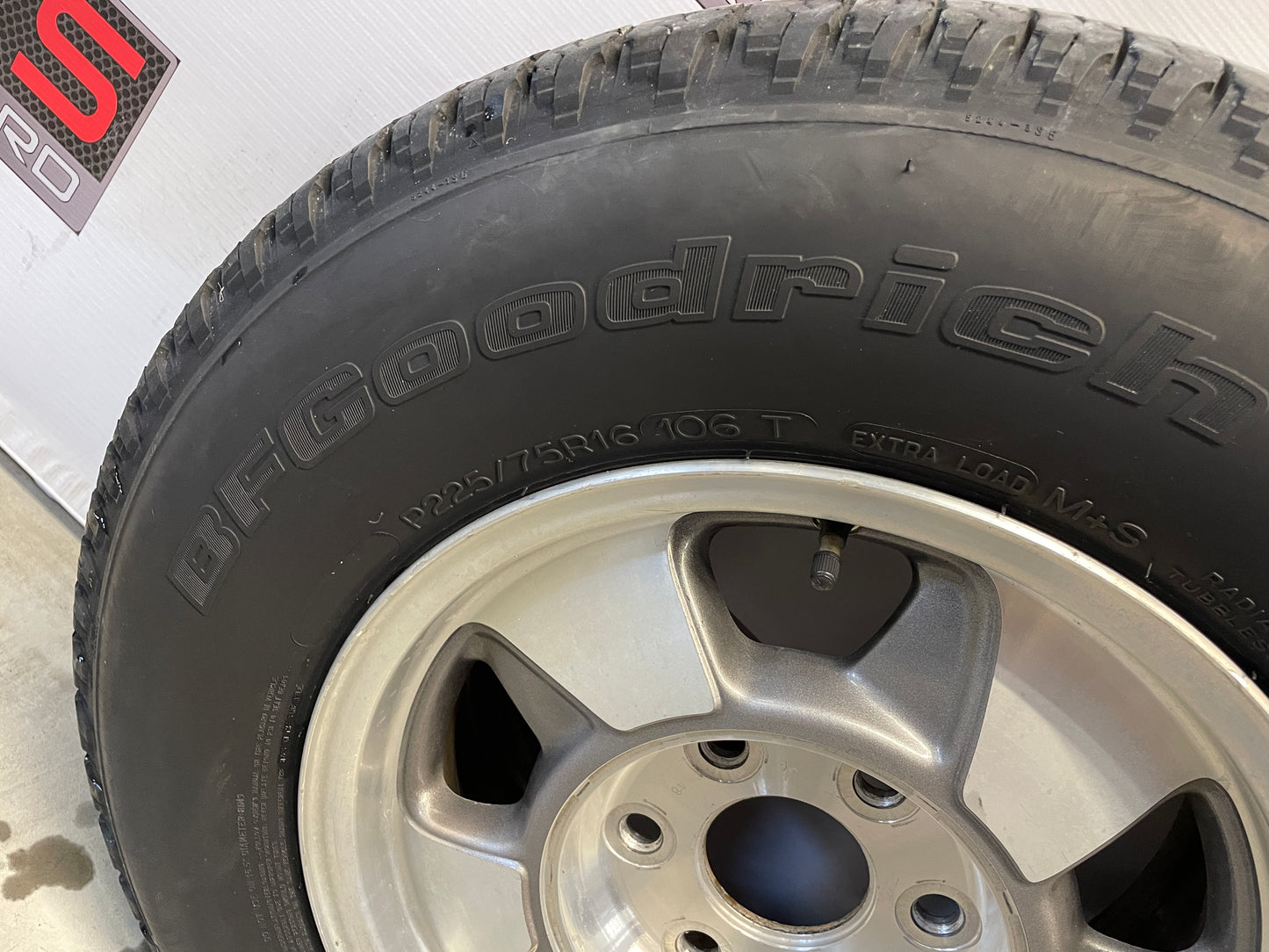 2003 Chevy Suburban Wheels & Tires 16X7 Factory OEM