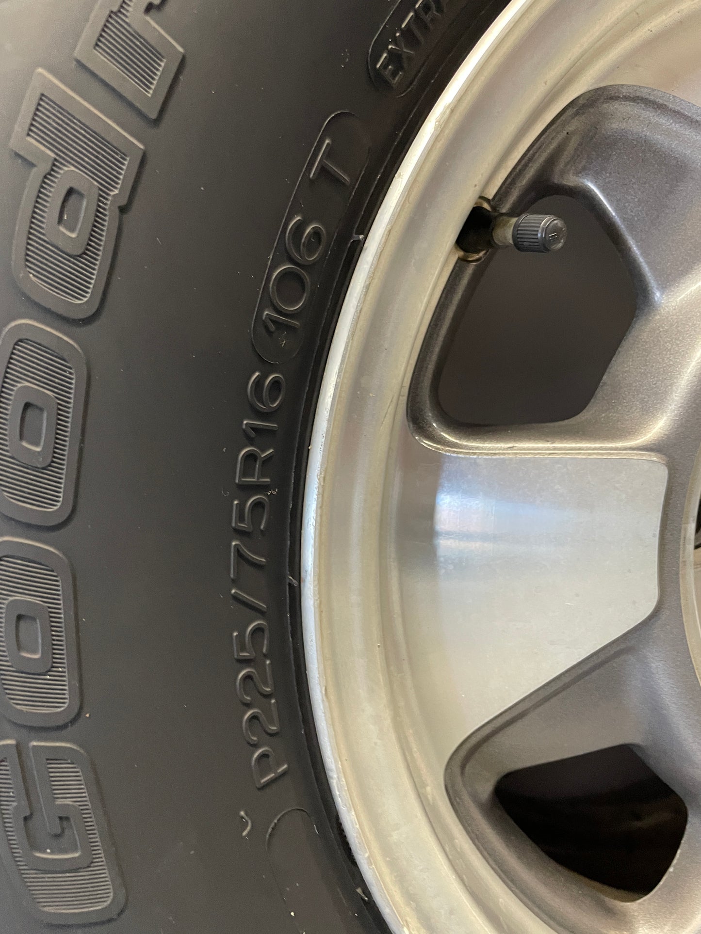 2003 Chevy Suburban Wheels & Tires 16X7 Factory OEM