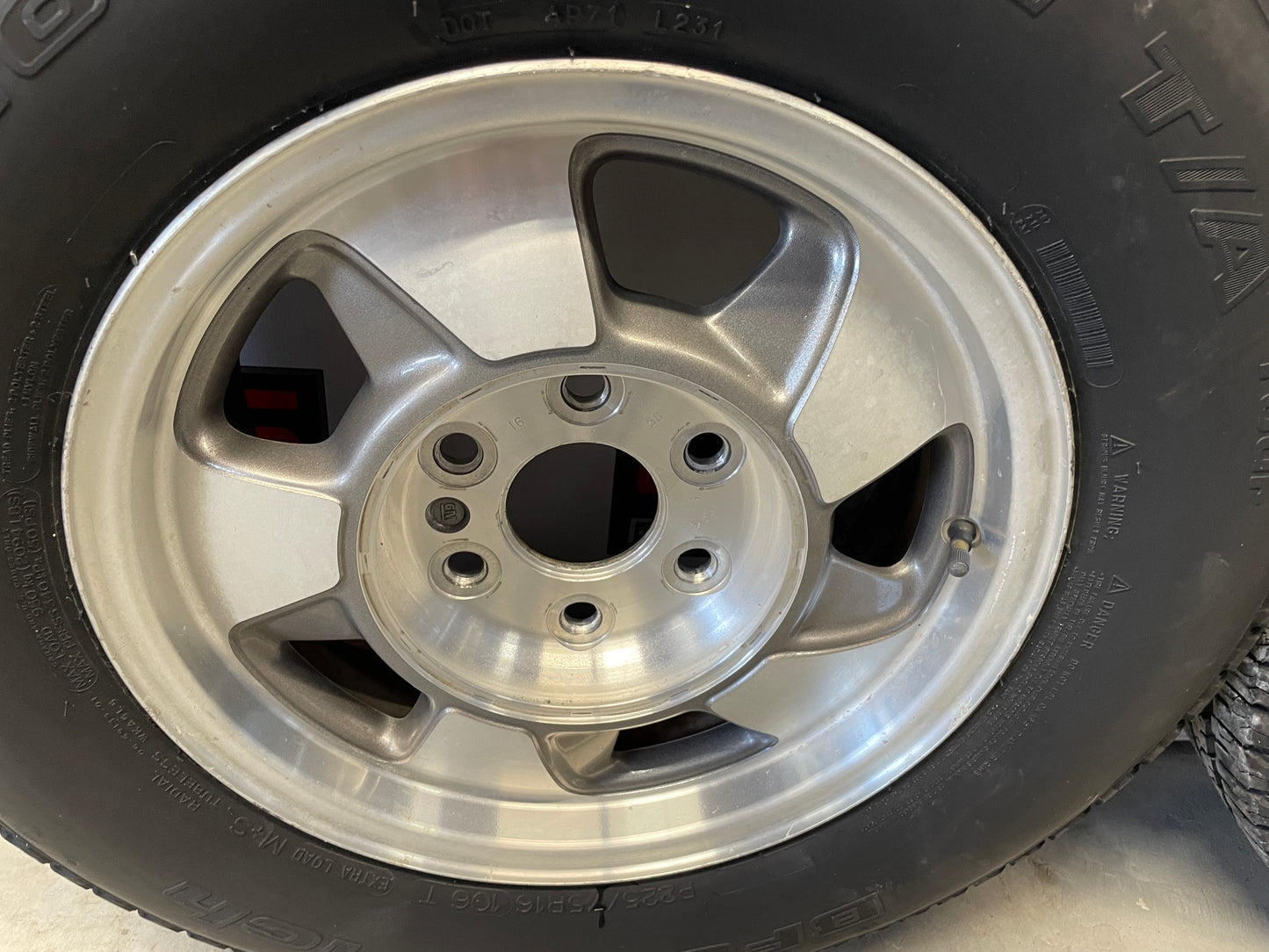 2003 Chevy Suburban Wheels & Tires 16X7 Factory OEM