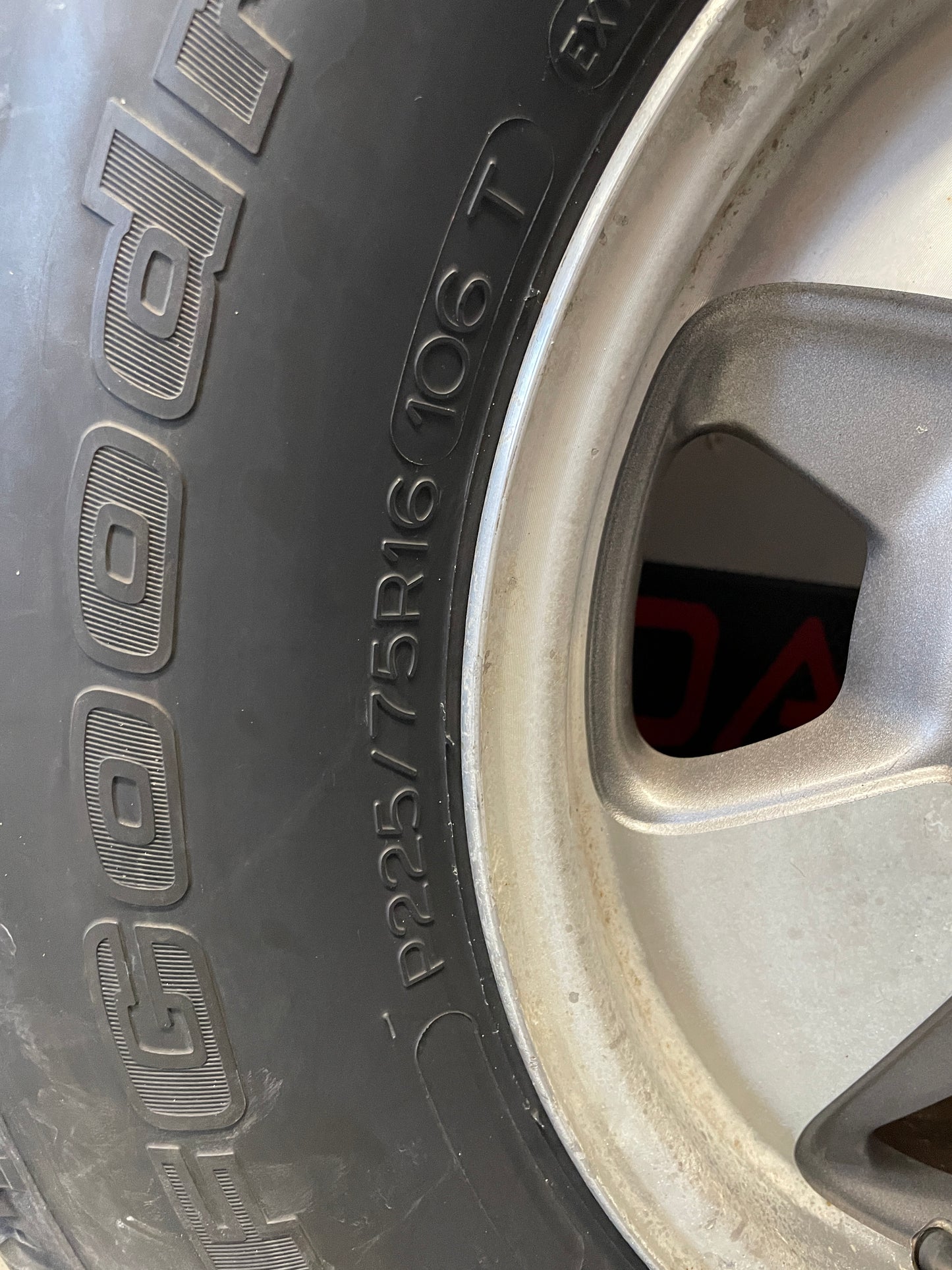 2003 Chevy Suburban Wheels & Tires 16X7 Factory OEM
