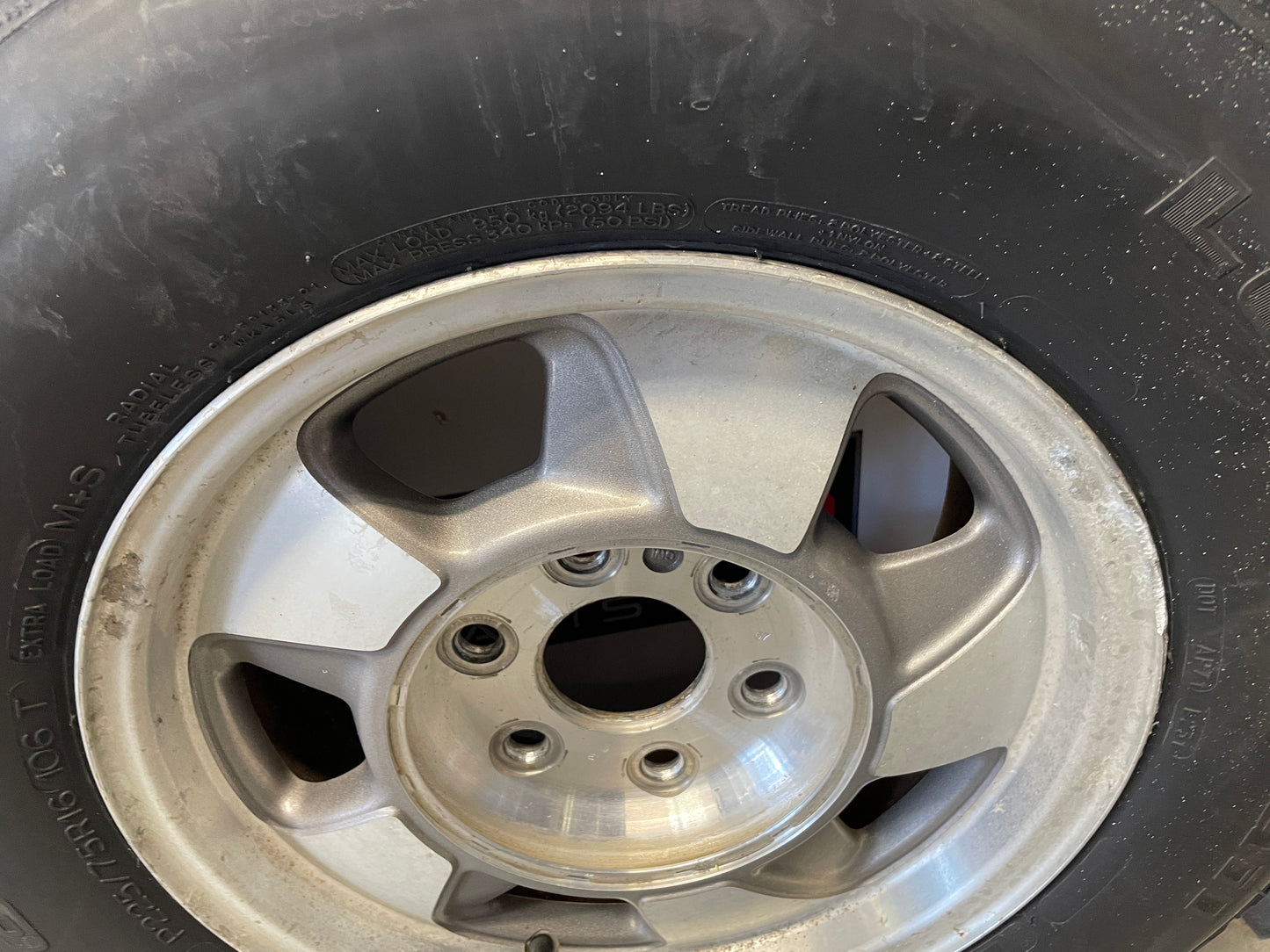 2003 Chevy Suburban Wheels & Tires 16X7 Factory OEM
